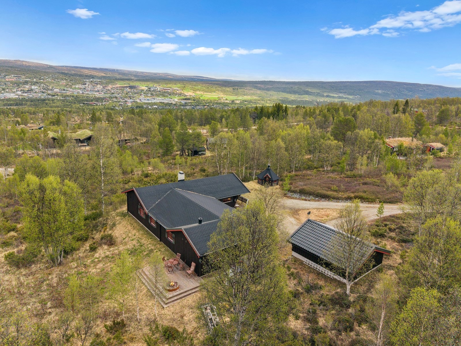 Fra tomten er det flott utsikt mot Røros sentrum og det karakteristiske fjellandskapet. Eiendommen selges med boligselgerforsikring. Galleribilde