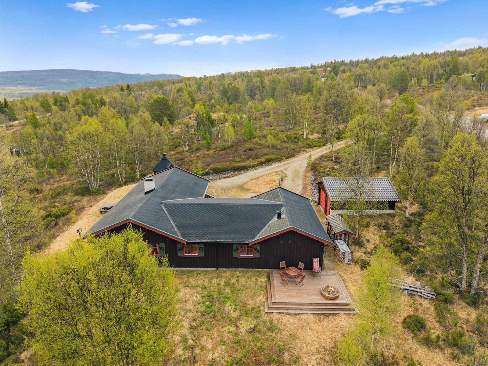 Terrassen på baksiden byr på avskjermet uterom med bålplass - perfekt for rolige kvelder i fjellet. Helårsvei frem til eiendommen. Galleribilde
