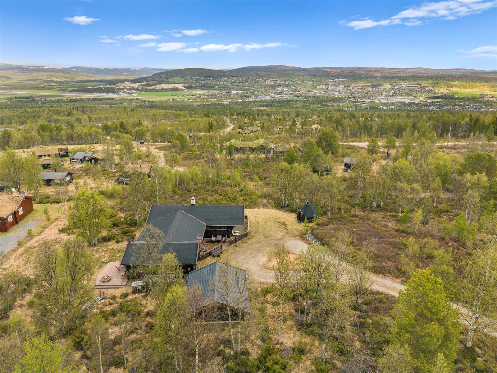Med nesten 7 mål tomt er det rikelig med plass og privatliv. Preparerte langrennsløyper ligger kun 130 meter unna. Galleribilde