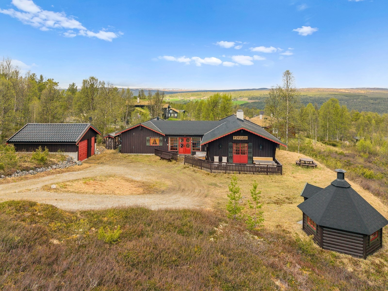 Eiendommen ligger i et rolig og etablert hytteområde, med Røros sentrum kun 6 minutter unna. Totalt 174 m² BRA-i fordelt på én etasje. Galleribilde