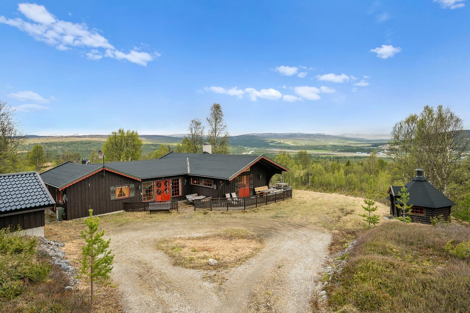 Hytta ligger høyt i terrenget med panoramautsikt over Rørosdalen. Ca. 2 timer og 15 minutter fra Trondheim med bil. Galleribilde