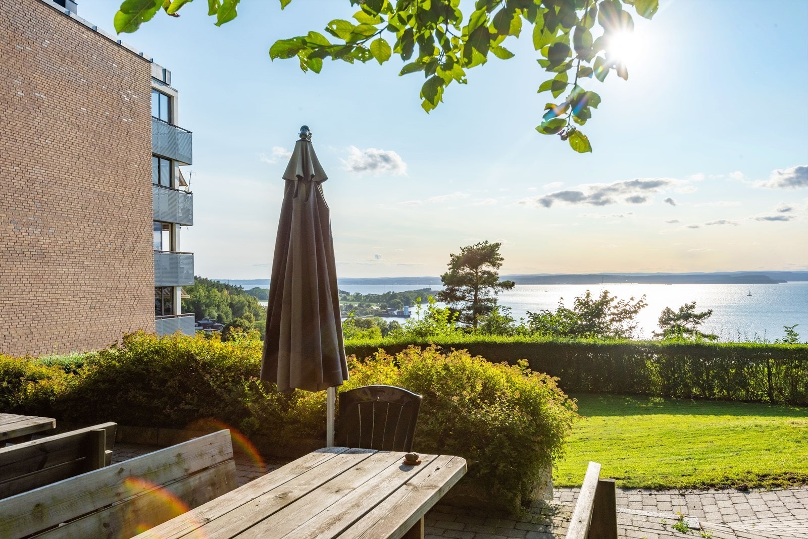 Fellesområdene er pent opparbeidet med plen, hekk, variert beplantning, sittegrupper og felles utegrill. Galleribilde