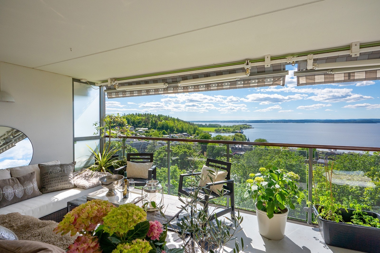 Refsnes er kjent for sine vakre solnedganger, og her kan de nytes fra egen balkong. Galleribilde