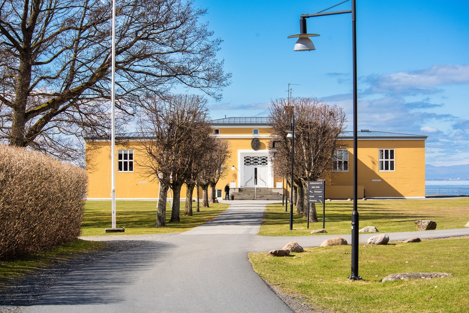 Jeløy Radio er et historisk område ytterst på Jeløy. Den tidligere radiostasjonen spilte en viktig rolle i maritim kommunikasjon gjennom store deler av 1900-tallet. I dag er området et populært utfartssted med flotte turmuligheter langs kysten. Galleribilde