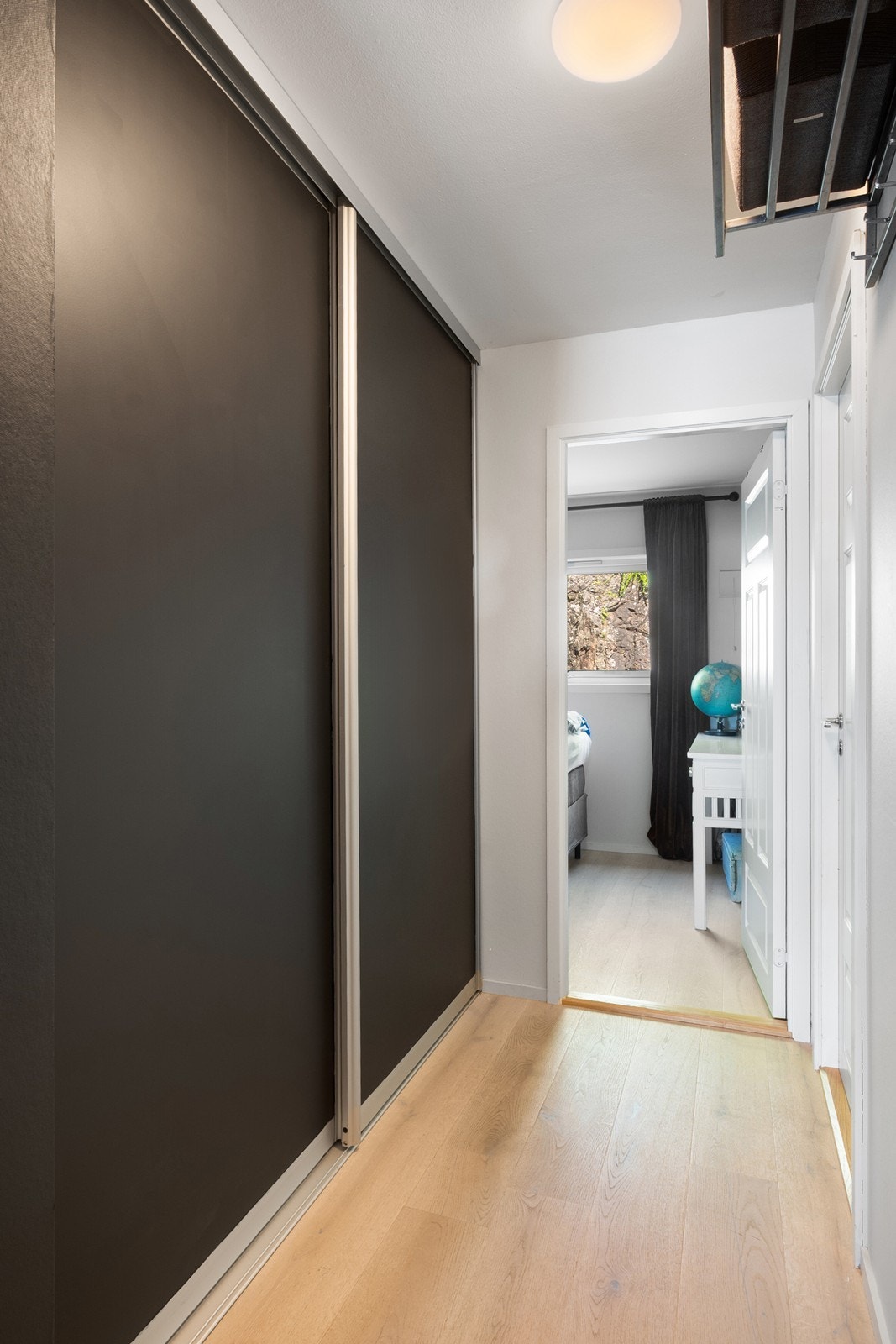 I gangen finner du skyvedørsgarderobe som gir gode oppbevaringsmuligheter. Galleribilde