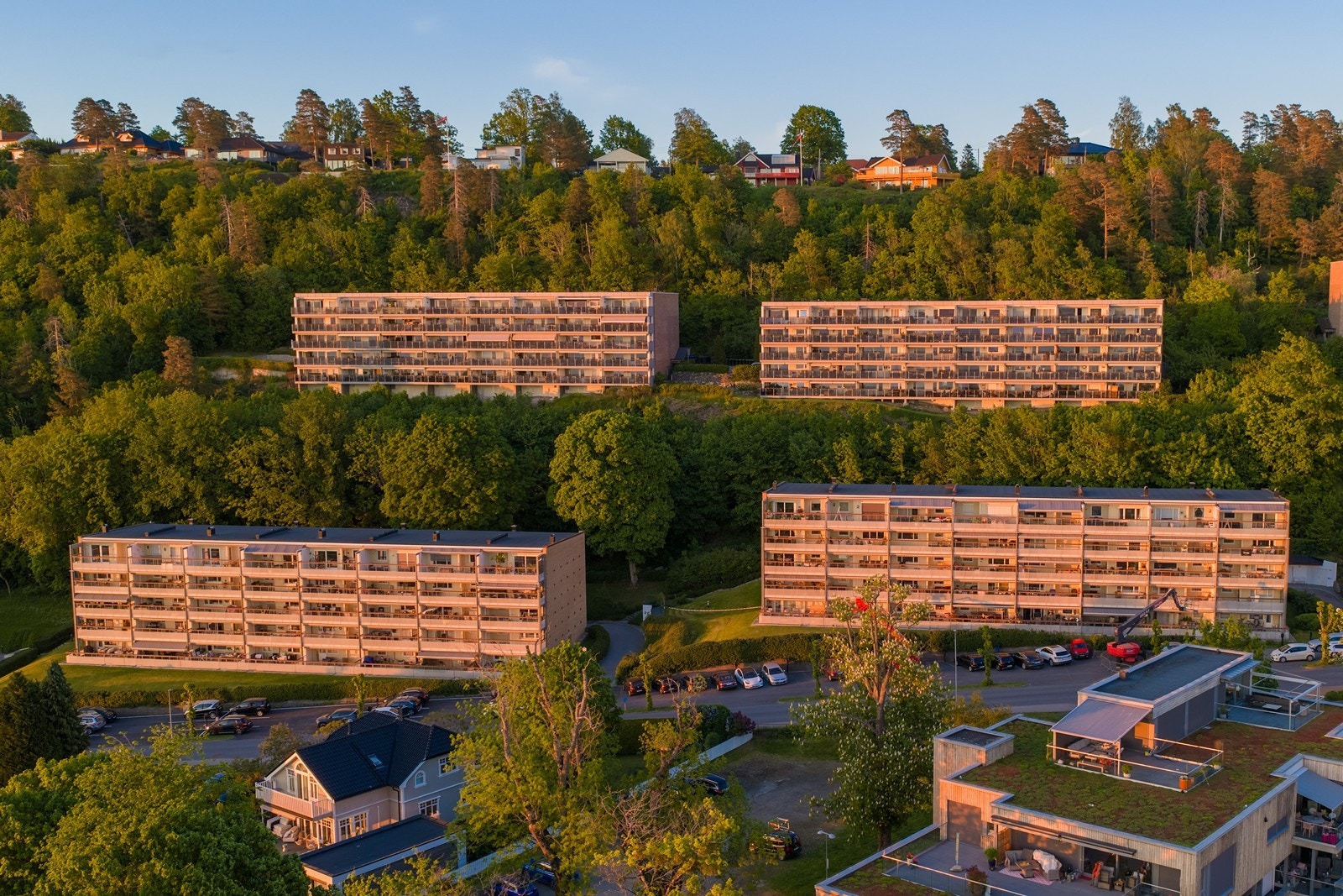 Leiligheten har idyllisk beliggenhet i grønne omgivelser på toppen av populære Refsnes på Jeløy. Galleribilde