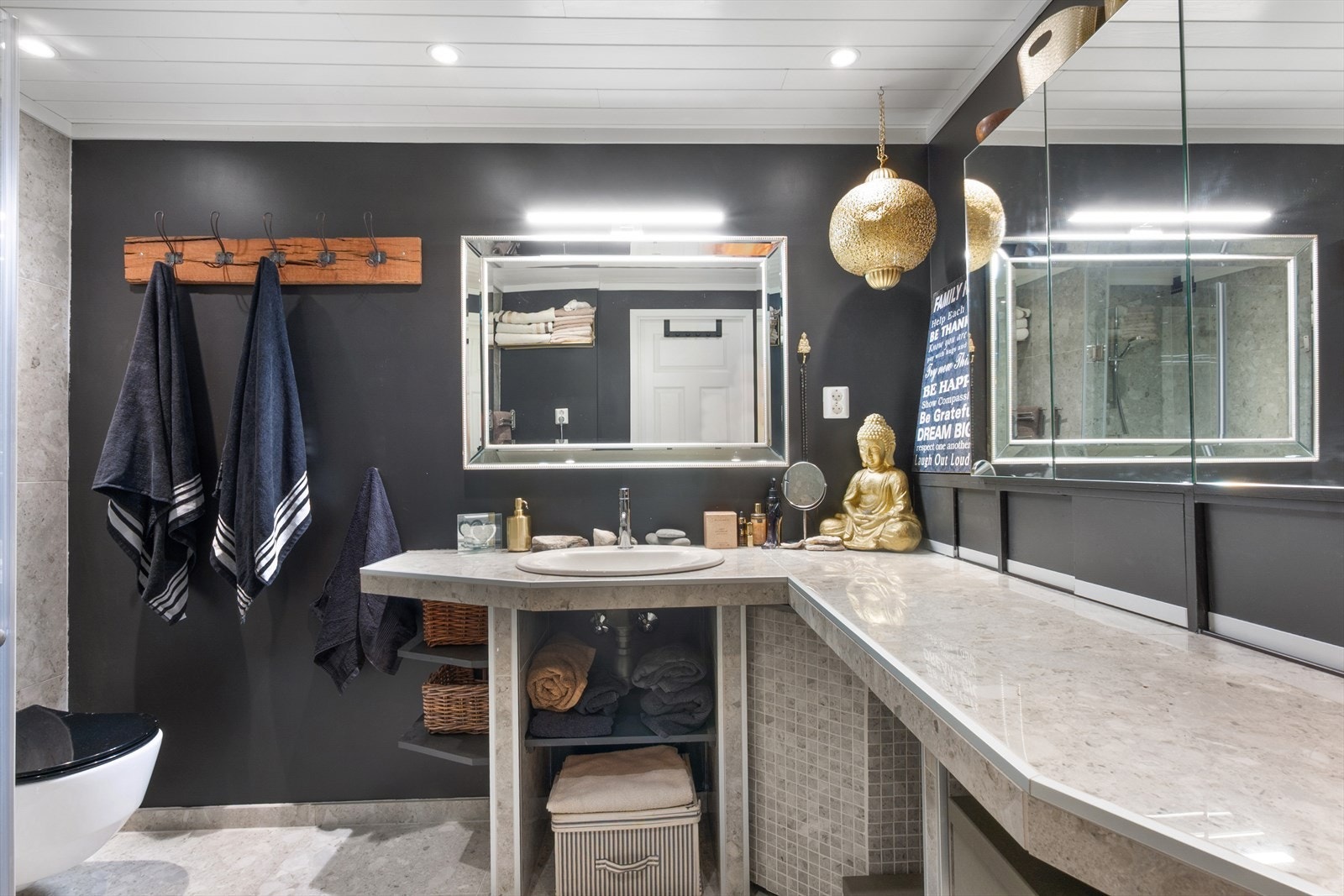 Badet ble renovert i 2019 og fremstår moderne med en kombinasjon av store fliser og slette vegger. Her er det og moderne detaljer, gulvvarme og downlights. Galleribilde