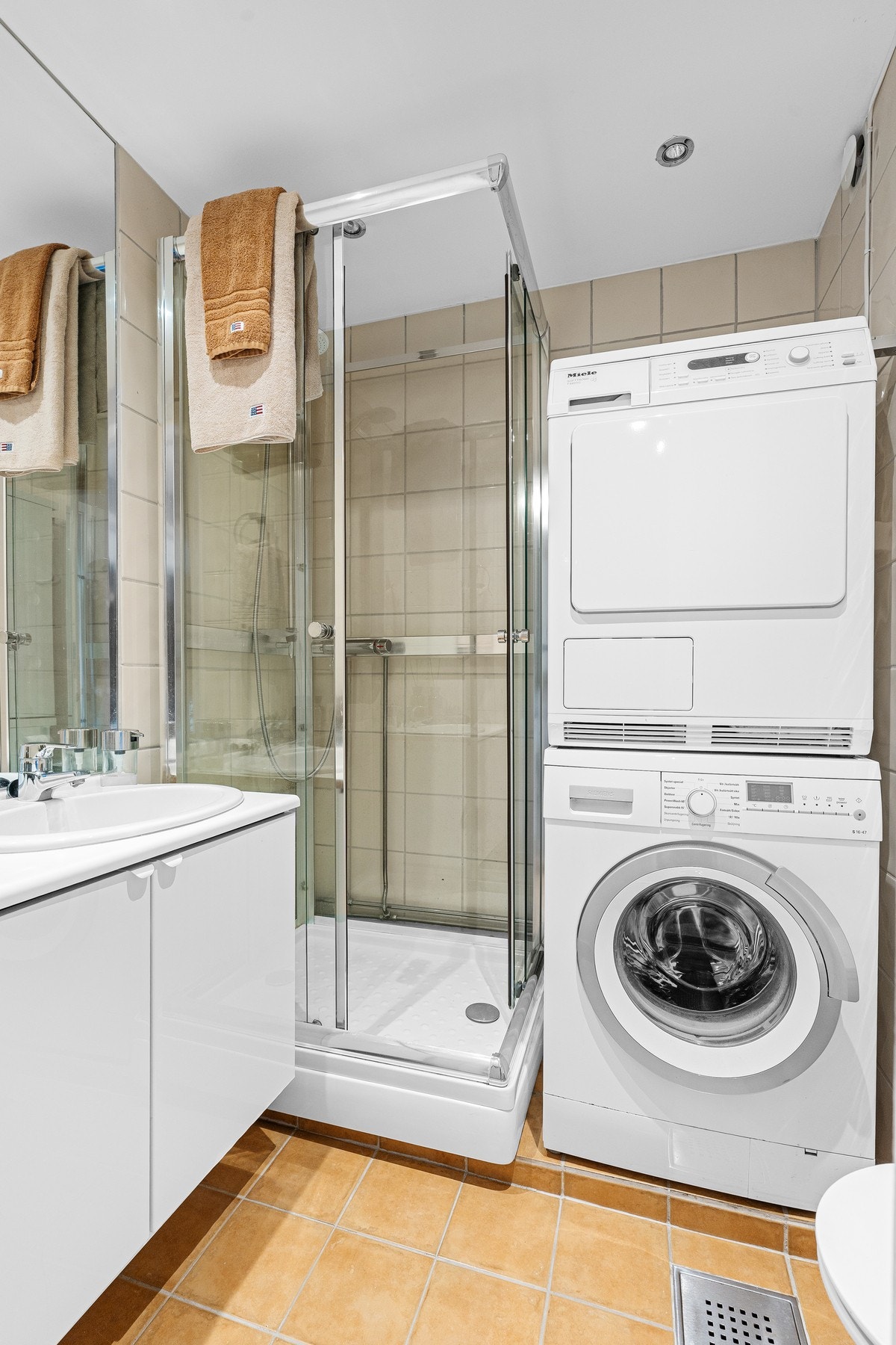 - Meget pent, flislagt bad med praktisk opplegg for vaskemaskin/tørketrommel på eget bad | Tilgang til felles vaskeri i kjeller også | Det er opplyst at badet er opp i 2006 - Galleribilde