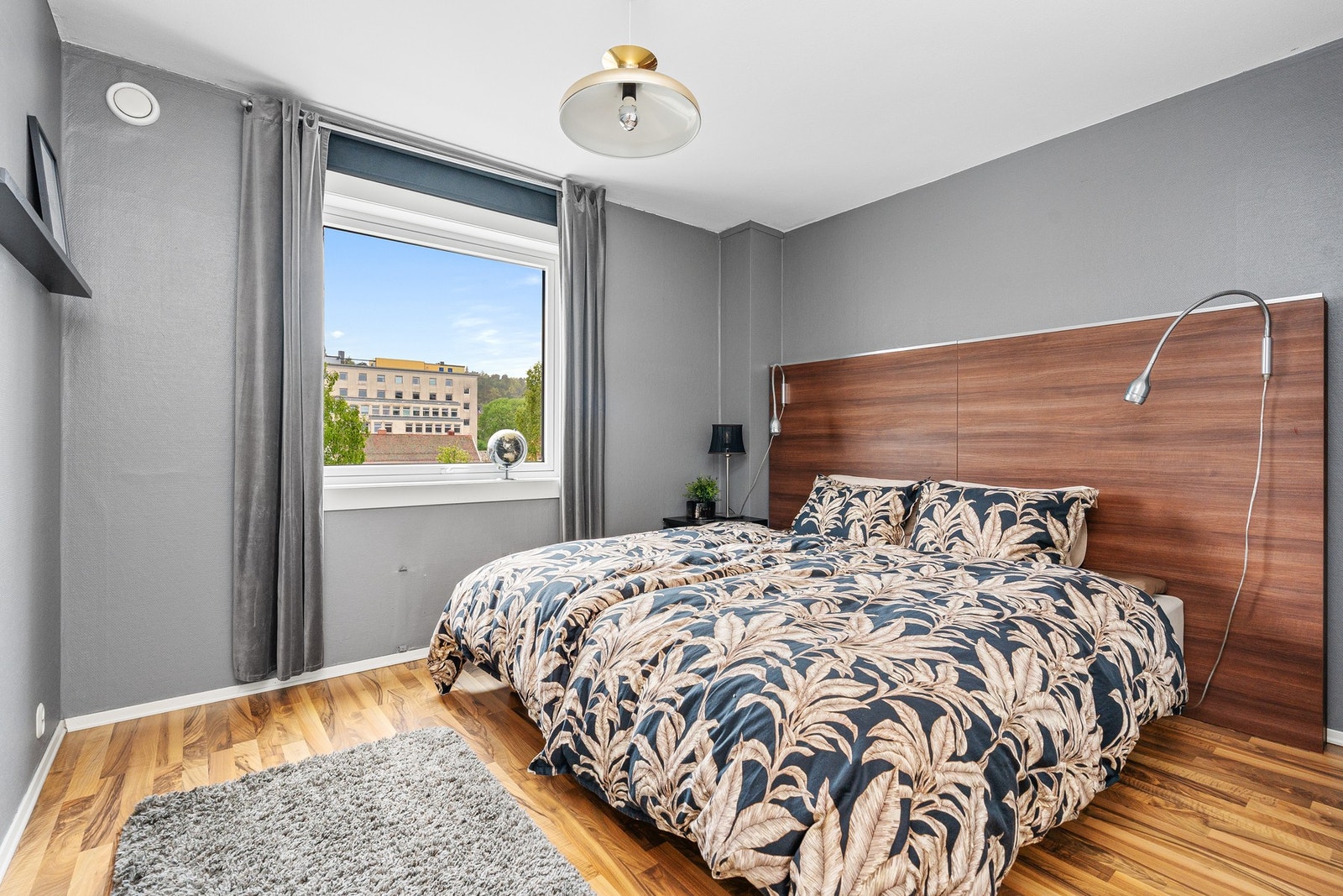 - Leiligheten har to gode soverom | Romslig hovedsoverom med plassbygde skap - Galleribilde