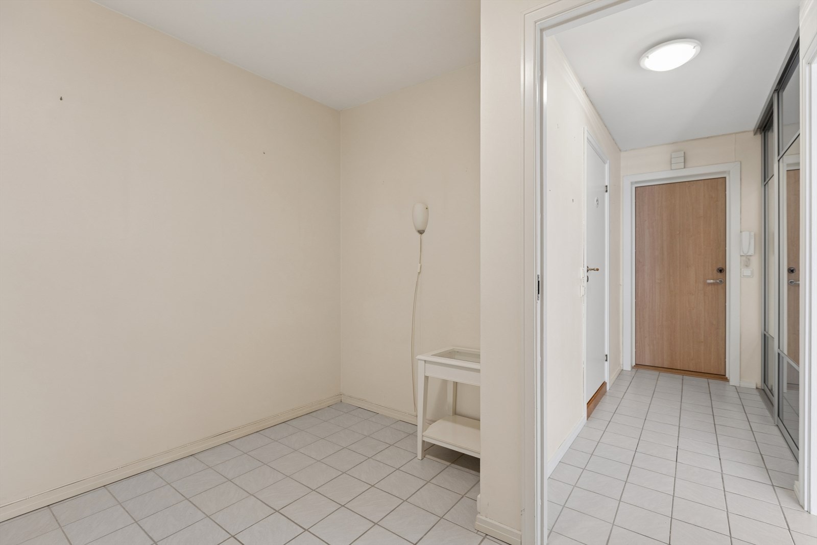 I enden av entréen er det et kott/innvendig bod/garderobe man kan benytte til lagring eller til å innrede ekstra garderobeplass Galleribilde