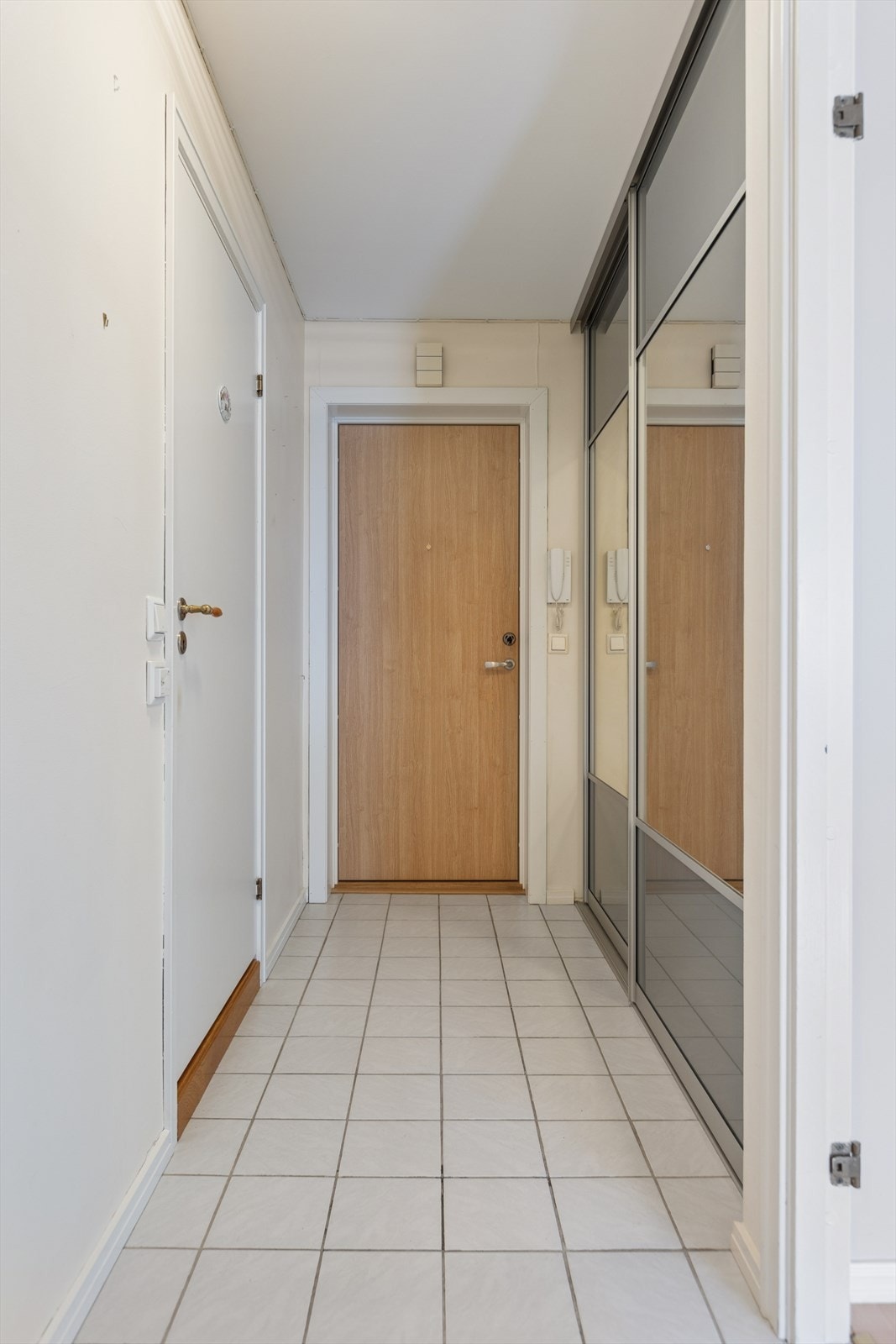 Entré med skyvedørsgarderobe for praktisk oppbevaring av klær. Galleribilde