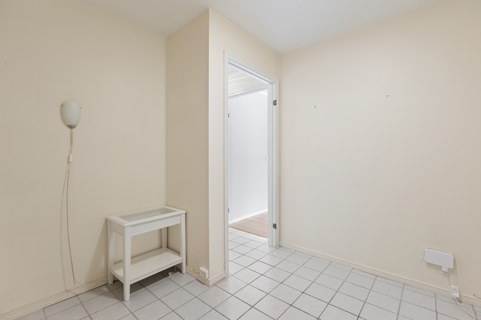 Kottet/innvendig bod/garderobe har dør ut mot entréen. Galleribilde