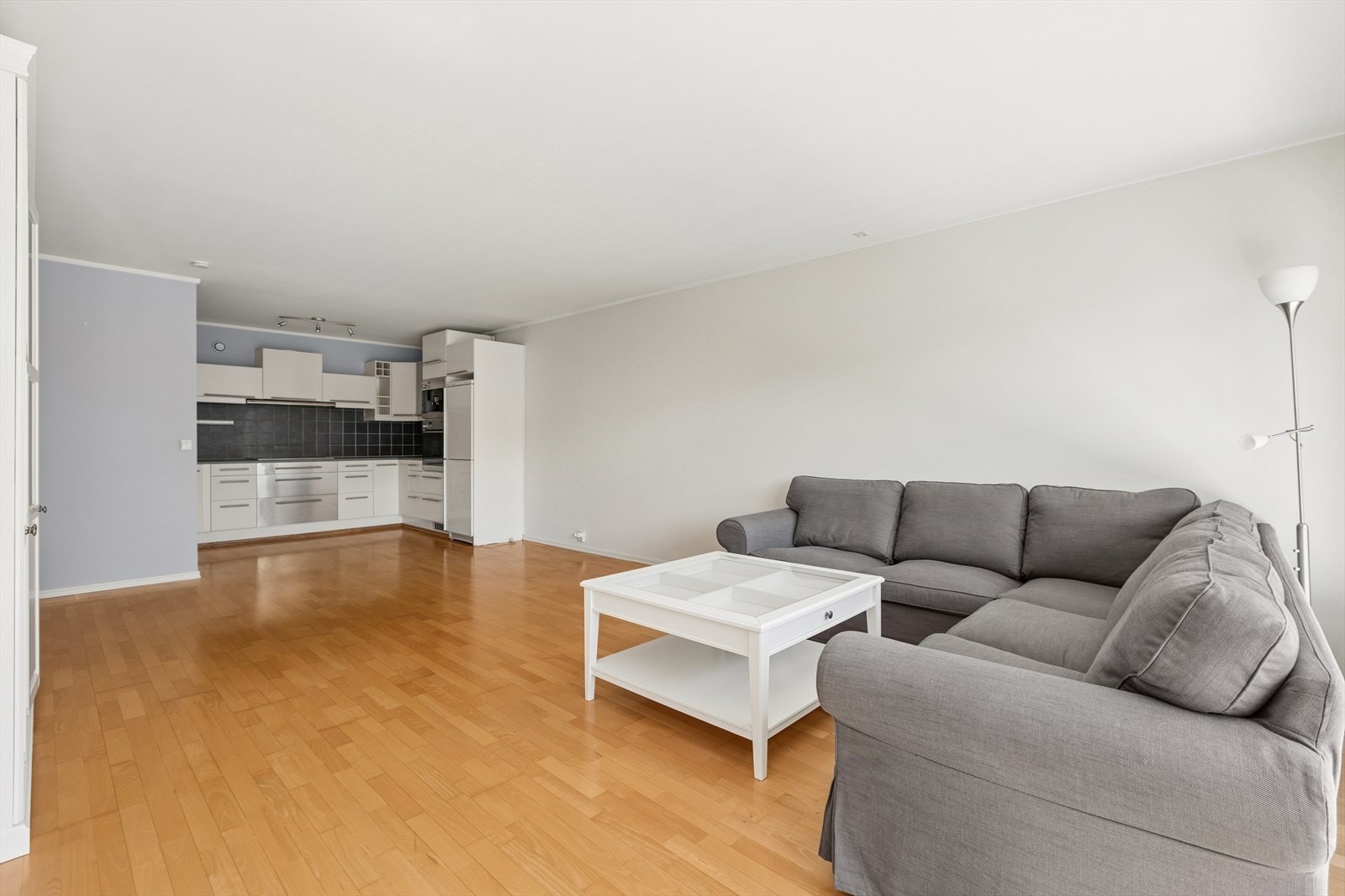 Stuen har åpen løsning mot kjøkken. Plass til spisebord og stor sofa. Galleribilde