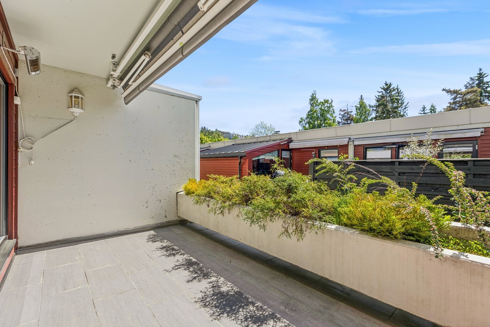 Her har man god plass til å innrede et hyggelig uteområde hvor man kan nyte fine og lange sommerdager. Terrassen er ellers utstyrt med markise, strømuttak, varmelampe og utebelysning. Galleribilde
