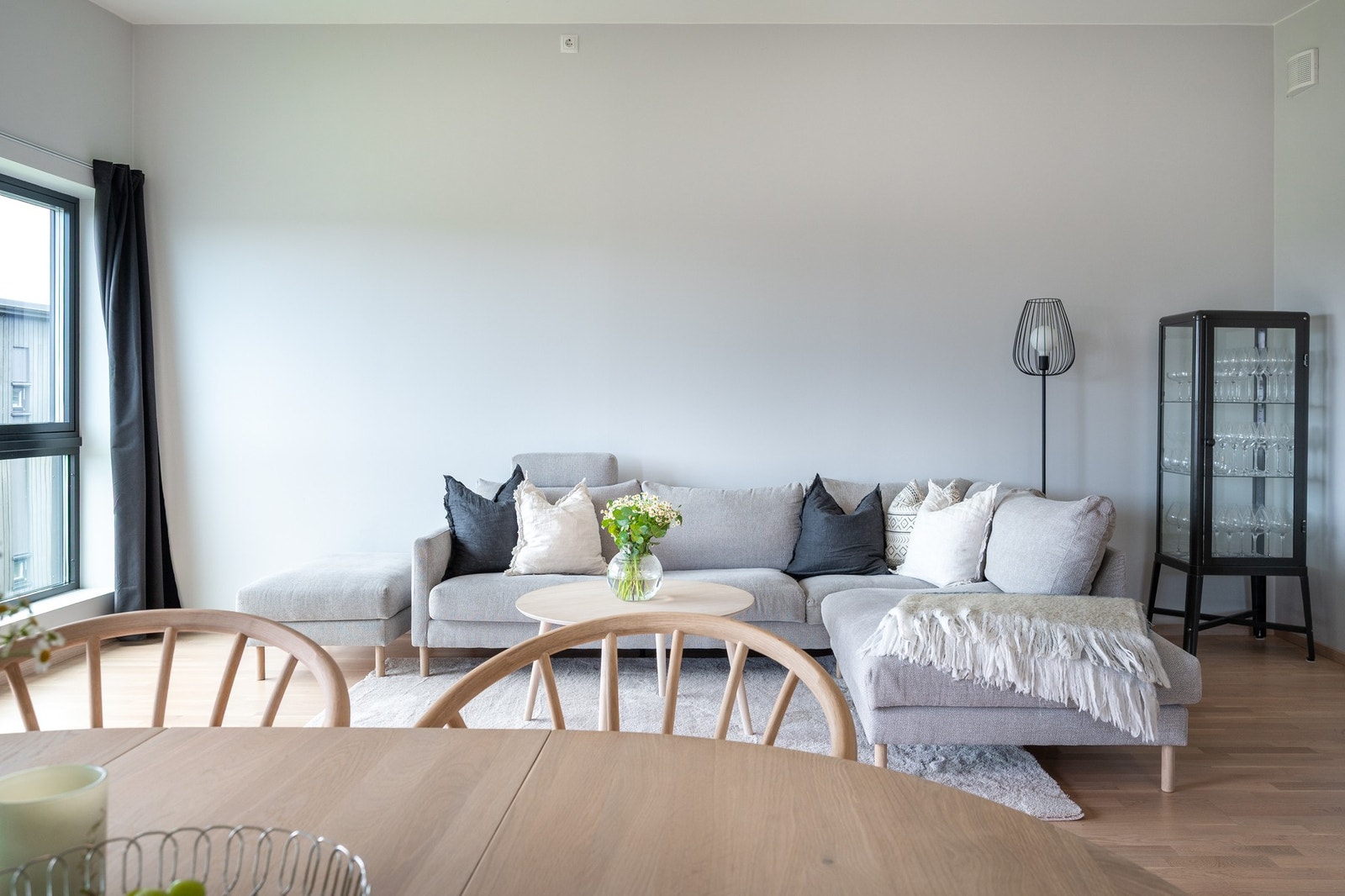 I stuen er det god plass til møblering Galleribilde