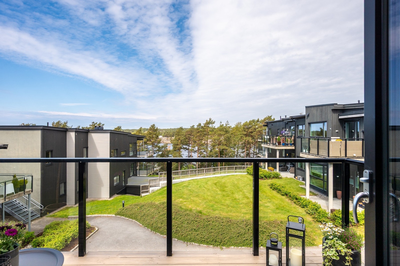 Dette er en fin uteplass med utsikt til vannet og det fine uteområdet utenfor. Galleribilde