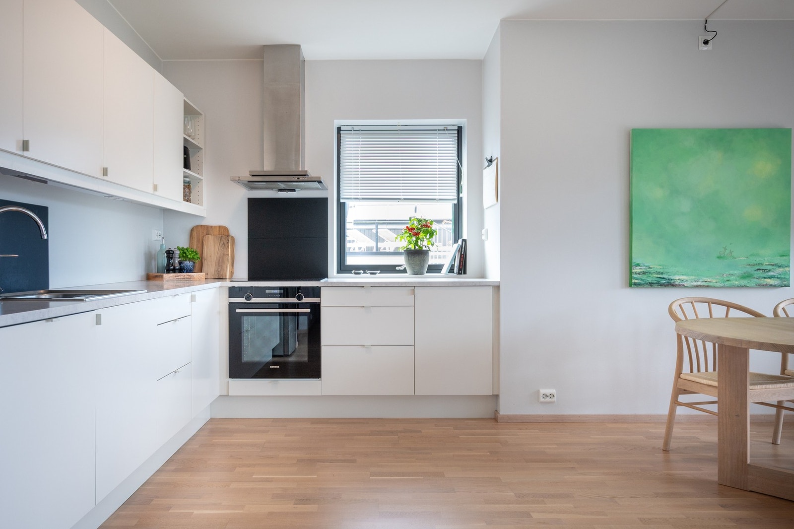 Kjøkkenet er lyst og pent. Det er godt tilrettelagt for og har gode arbeidssoner. Galleribilde