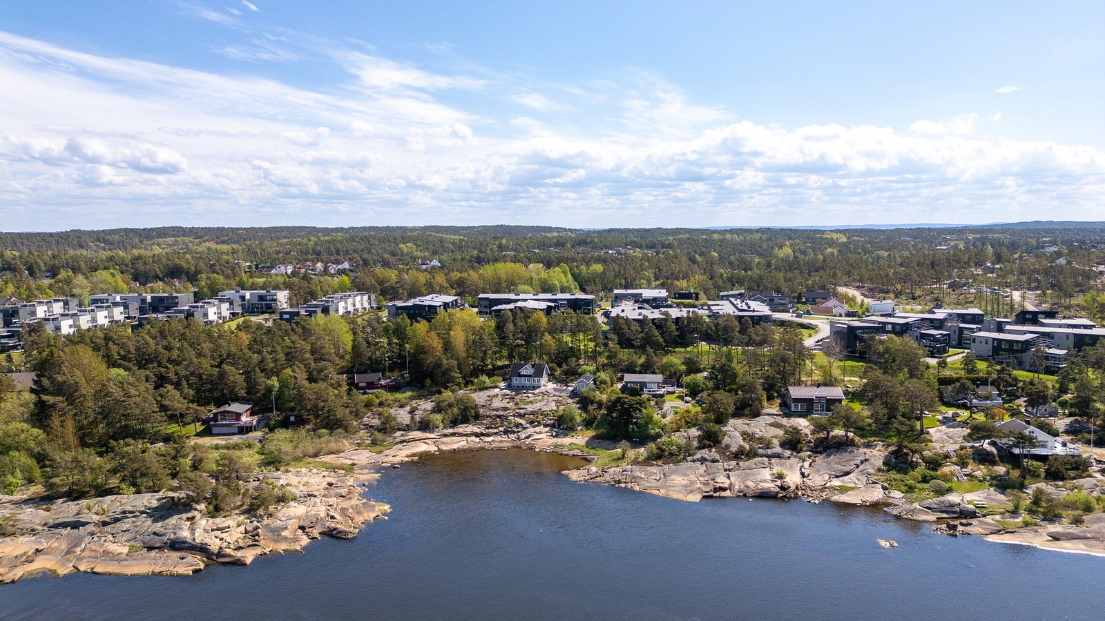 Det er nærhet til barnehage, skoler og matbutikk. Avstanden til Fredrikstad sentrum med jernbanestasjon er ca. 5 km. Galleribilde