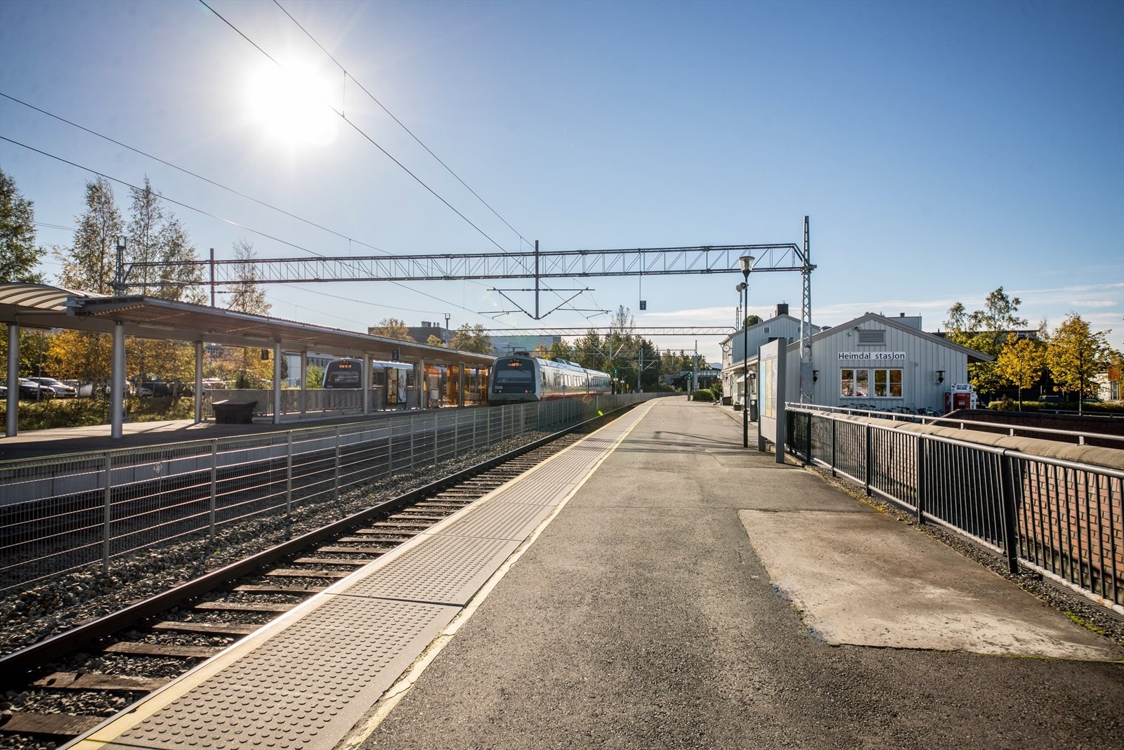Her bor man med kort avstand til nærbutikk og Metrobuss samt Heimdal sentrum med alt man trenger i det daglige samt togstasjon Galleribilde
