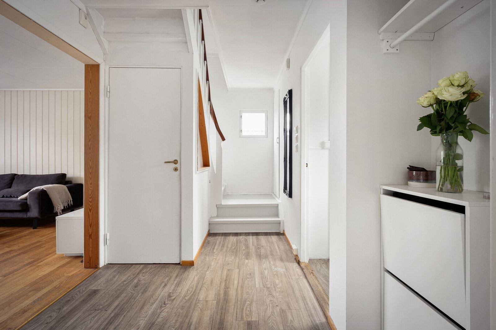 I entréen er det plass til å henge fra seg yttertøy og sko. Fra entréen er det adkomst til gang, wc, kjøkken og videre til stue. Det er i tillegg en egen inngang til underetasjen. Galleribilde
