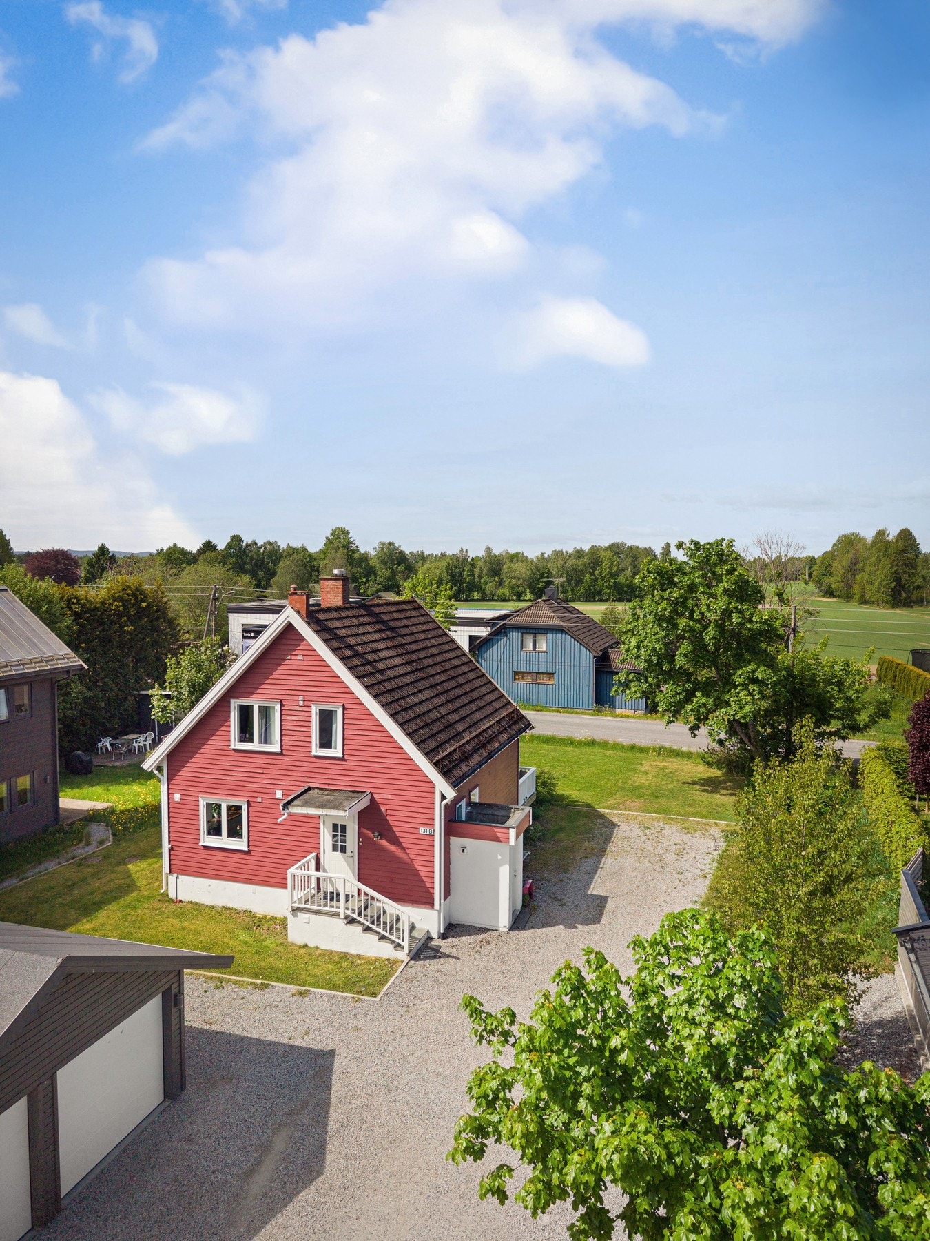 Innholdsrik enebolig m/5 soverom over tre plan med beliggenhet i grønne områder på Vinterbro/Nordby. Galleribilde