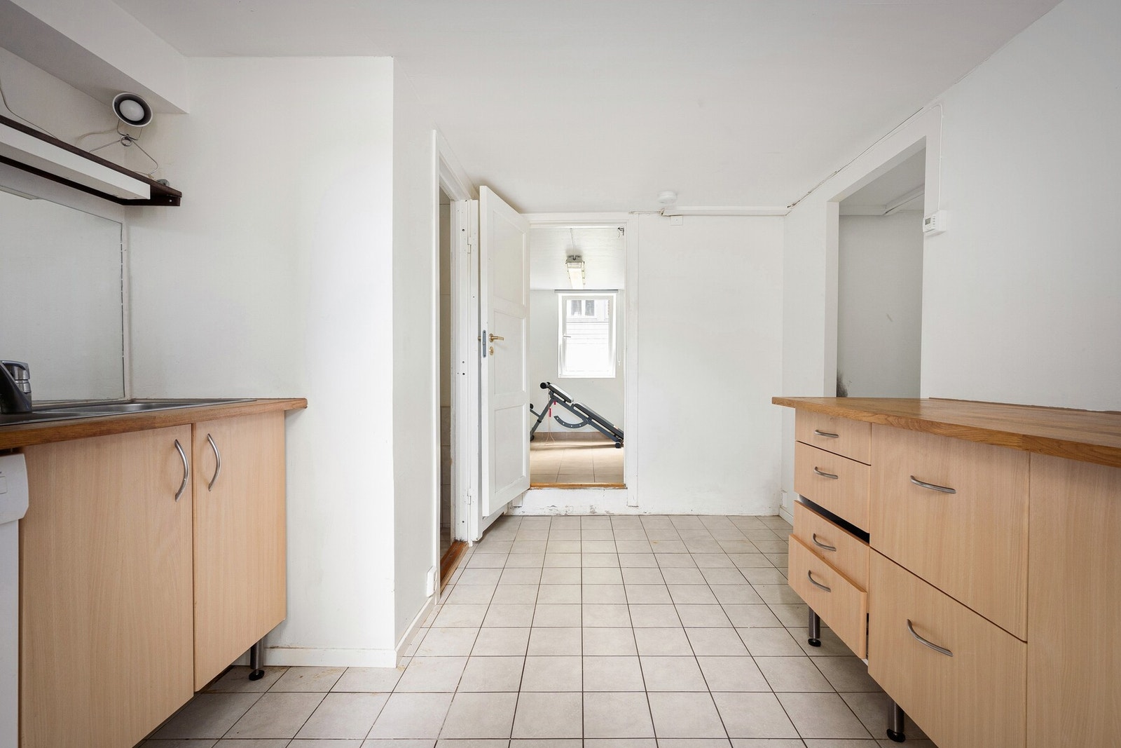 Integrert ventilator med kullfilter og frittstående oppvaskmaskin. Galleribilde