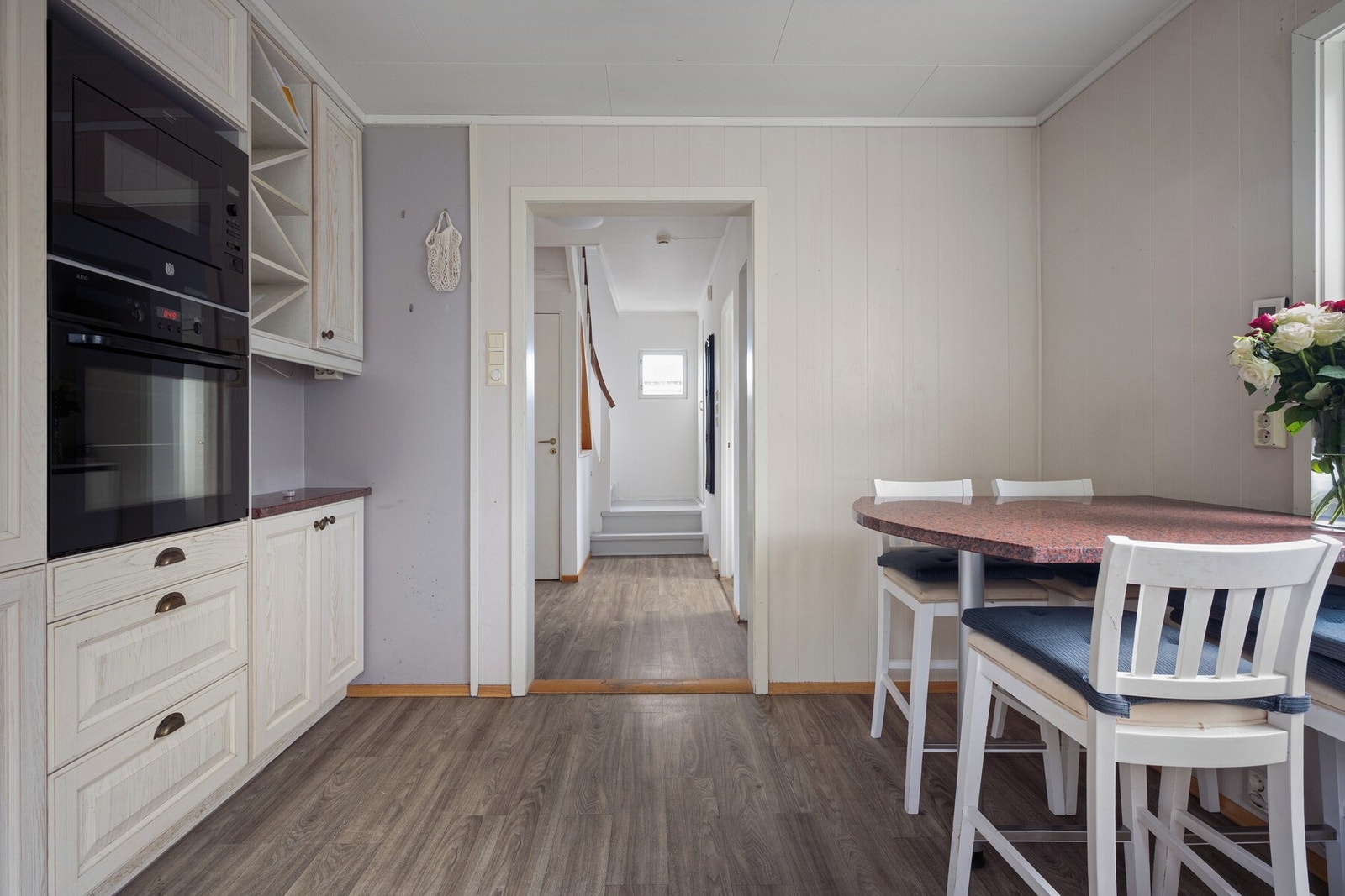 Her finner du både induksjonstopp, stekeovn, kjøleskap m/kjøleskap, mikrobølgeovn, og oppvaskmaskin. Disse elementene gir kjøkkenet både innbydende og praktisk for både hverdag og selskap. Galleribilde