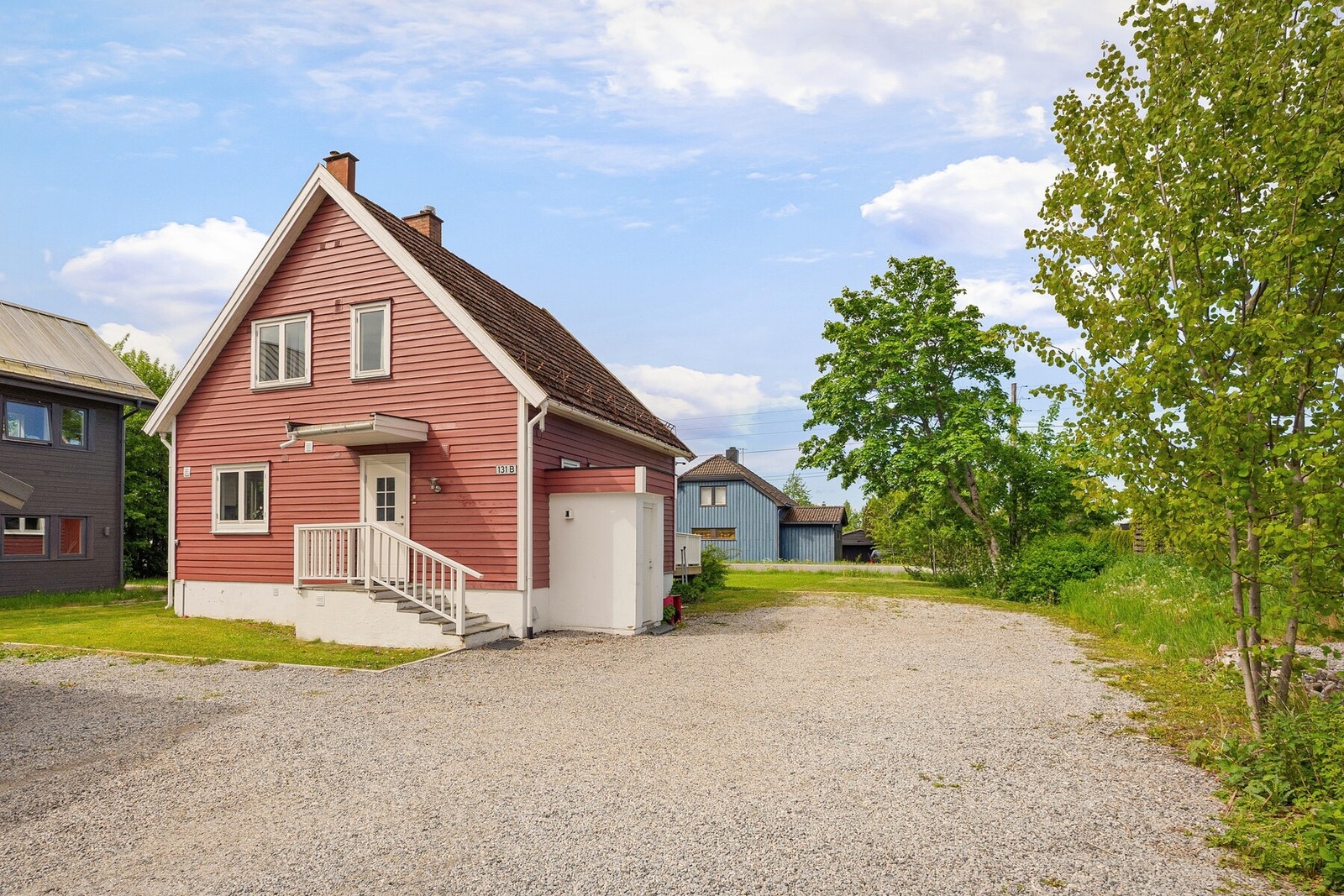 Kongeveien 131B ligger i et rolig, og veletablert boområde på Vinterbro i Ås kommune. Her bor du i landlige og naturskjønne omgivelser og meget gode solforhold, et ideelt sted for familier og alle som ønsker en fredelig hverdag nær naturen. Galleribilde