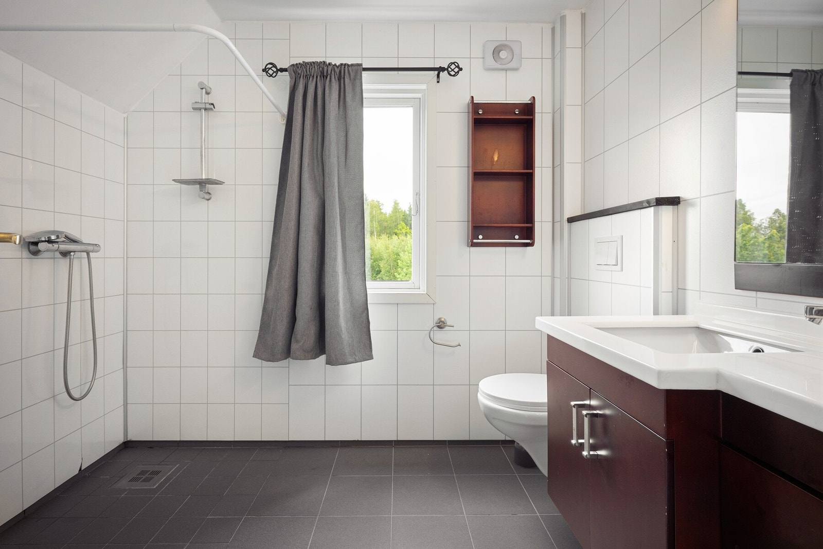 Badet er utstyrt med servantinnredning, vegghengt toalett og dusjsone. Badet har opplegg for vaskemaskin. Galleribilde