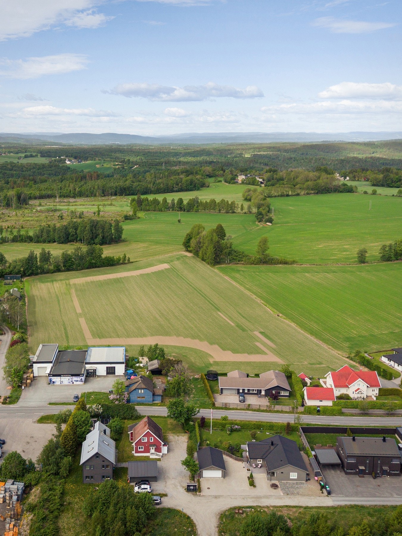 Samtidig som området gir en følelse av landlig ro, har du kort vei til urbane fasiliteter og god infrastruktur. Kun få minutter med bil unna finner du Vinterbro Senter med et stort utvalg av butikker og servicetilbud. Galleribilde