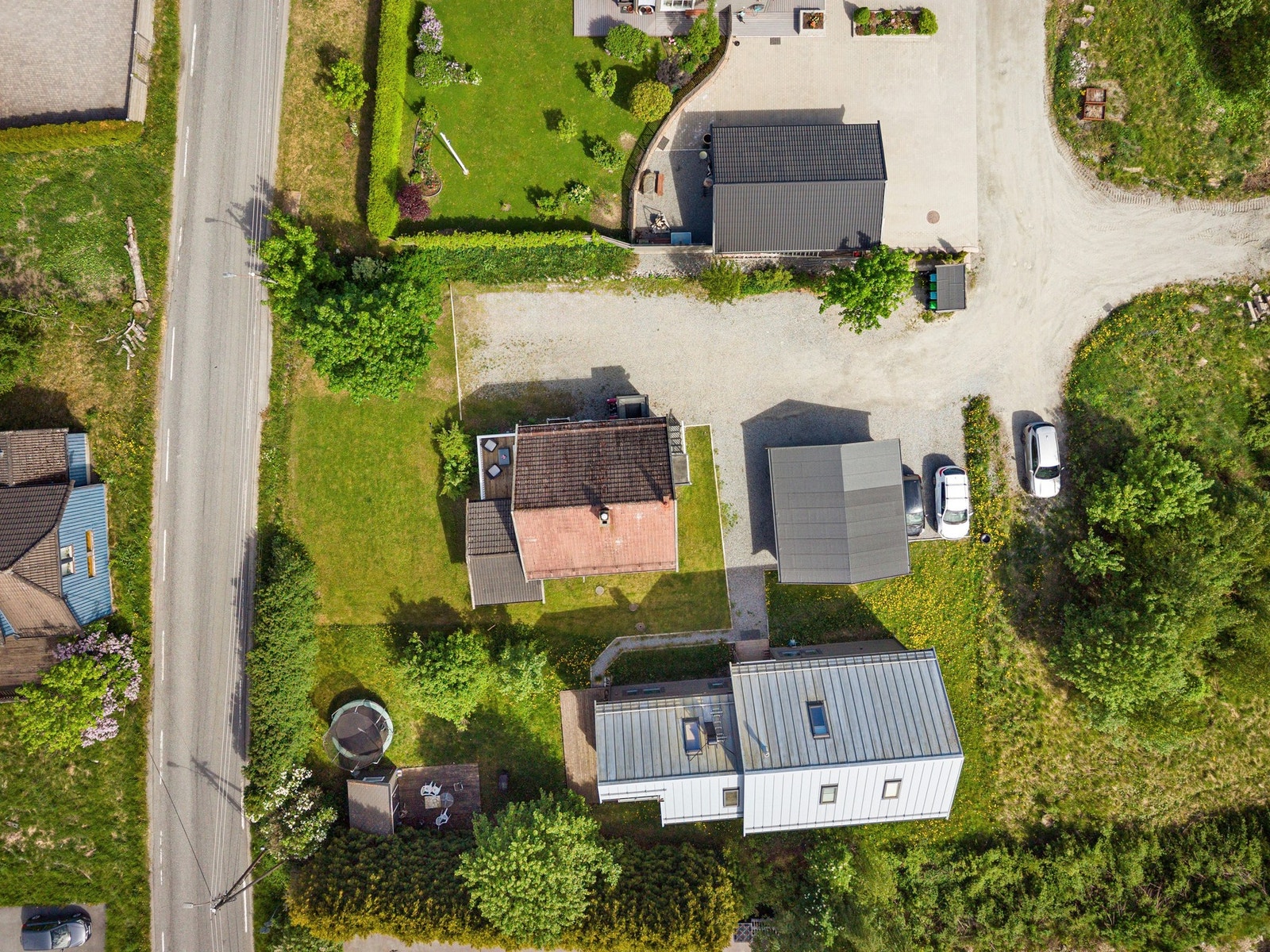 Nordby barneskole og Nordbytun ungdomsskole, ligger ca. 3 km unna. I tilknytning til nordbyskole ligger et flott idrettsanlegg med kunstgressbane, idrettshall og svømmehall. Området har et aktivt fritidstilbud med blant annet fotball, håndball og lysløype Galleribilde