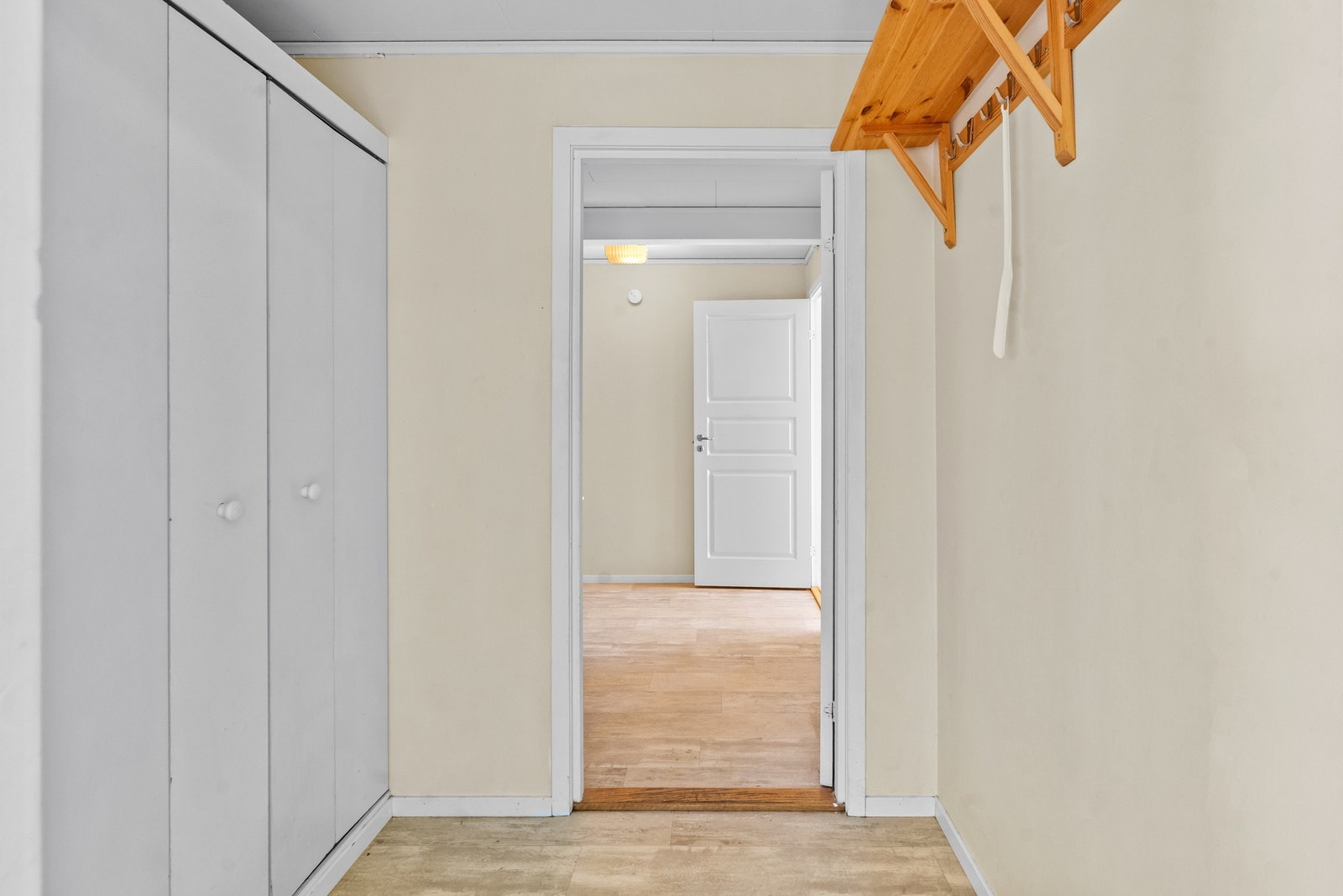 Garderobe i hallen. Galleribilde