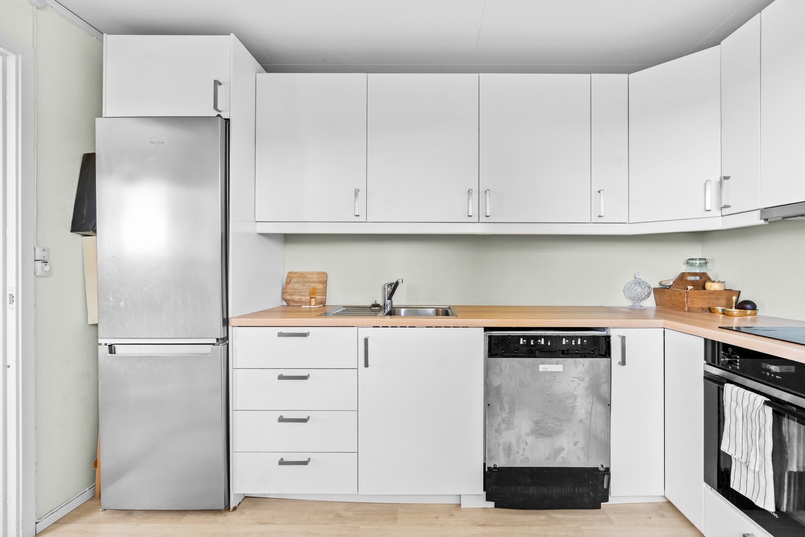 Kjøkkenet er utstyrt med integrert komfyr fra Siemens og platetopp fra IKEA. Videre er det installert oppvaskmaskin fra Siemens, hvor front mangler, samt kombiskap fra Whirlpool. Kjøkkenet har også avtrekksvifte fra IKEA og vannstoppesystem. Kjøkkenet har Galleribilde
