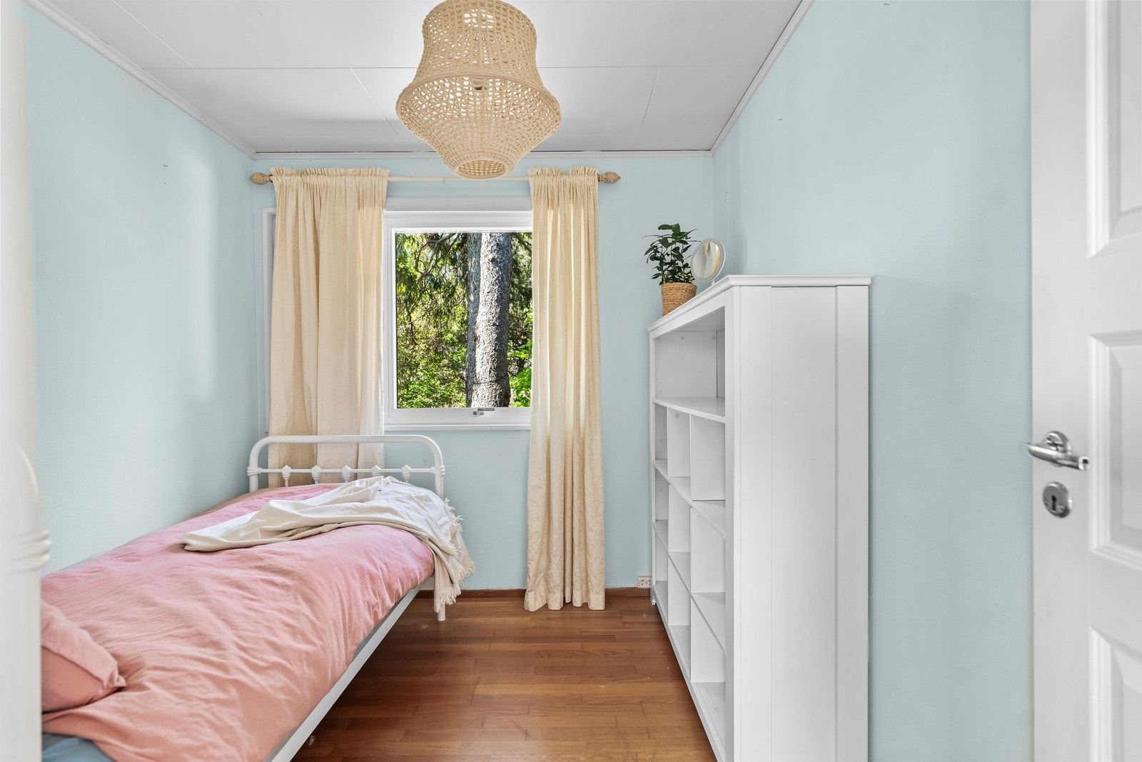 Det andre soverommet er i underkant av 7 kvm og har plass til seng, nattbord og garderobe/kommode. Galleribilde