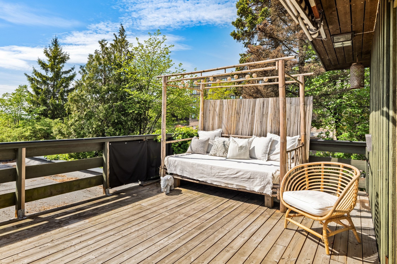 Terrassen har det største arealet mot sydvest, men strekker seg også langs sydøstsiden av boligen - utenfor stuen, kjøkkenet og badet - så her er det sol fra morgen til kveld! Her er det plass til store møbelgrupper og grill! Galleribilde