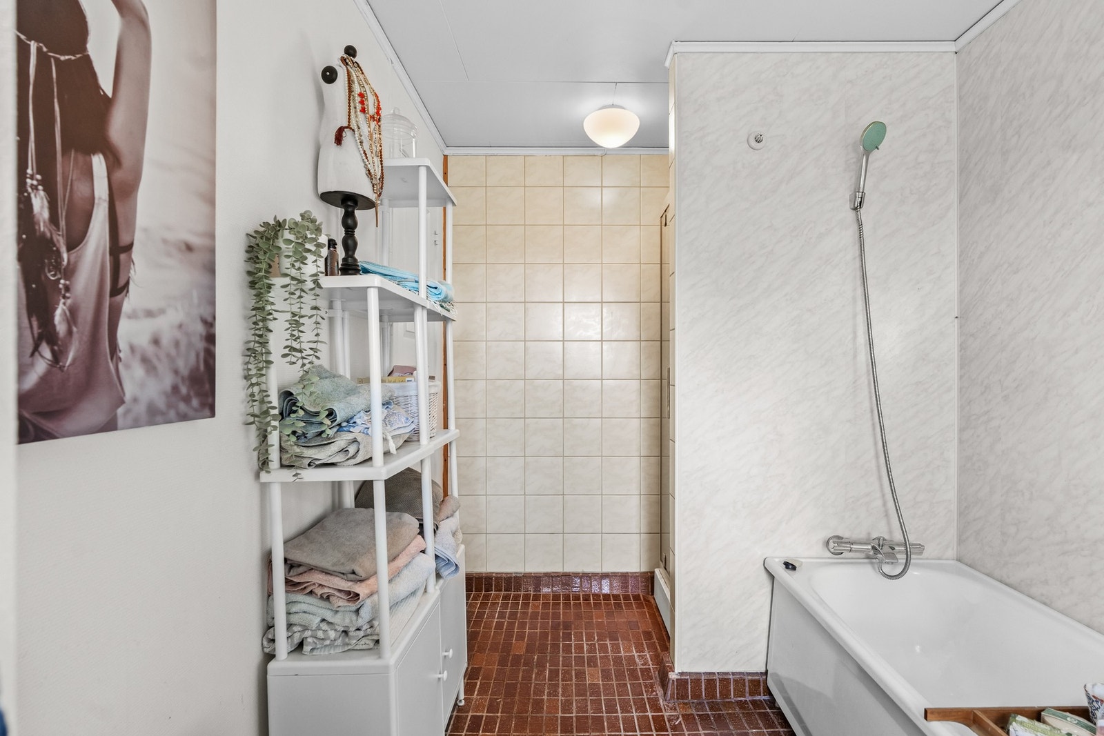 Dusj i nisje og badekar. Galleribilde