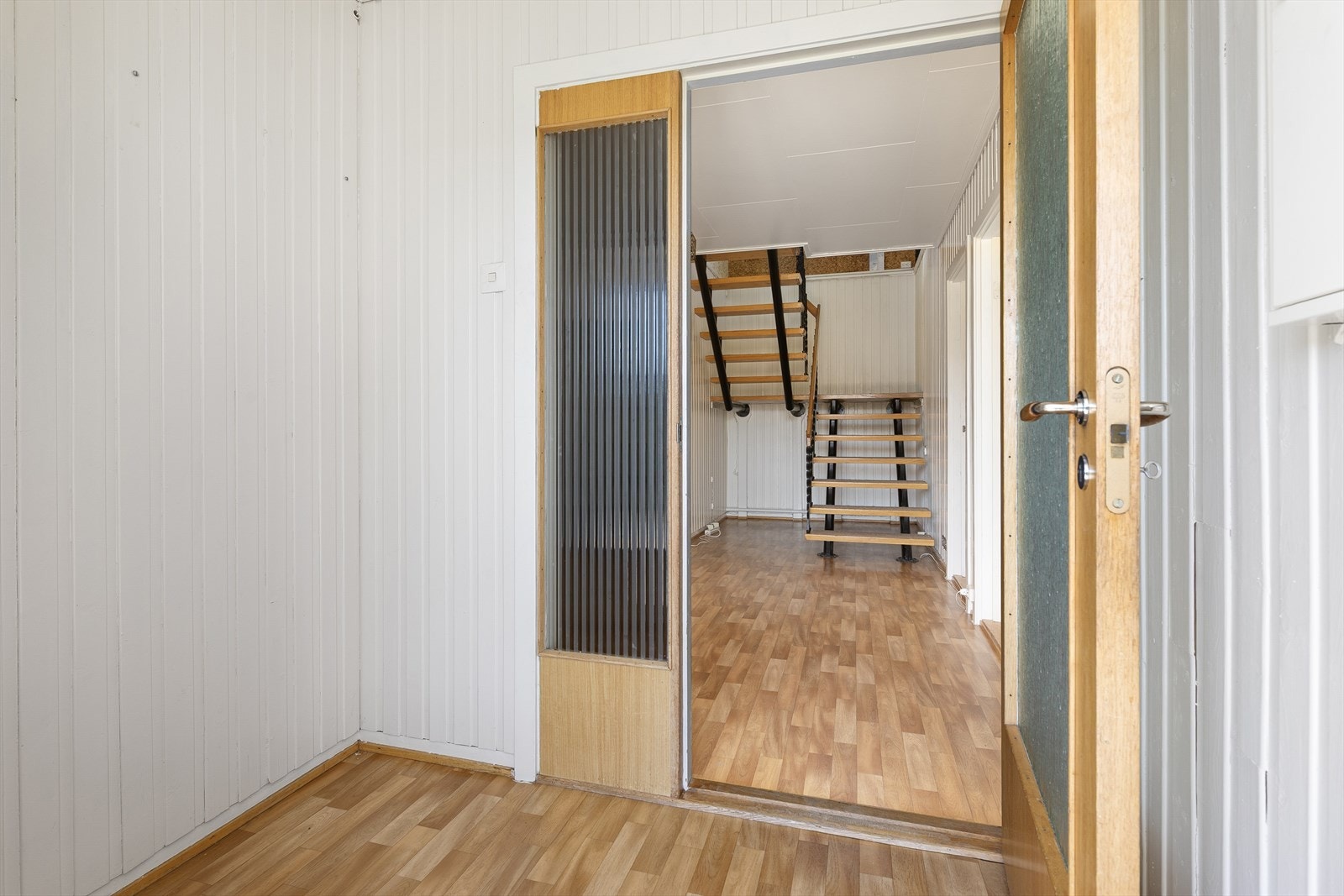 Praktisk underetasje med et bruksareal på ca. 111 m², med blant annet kjellerstue, flere rom, bad, vaskerom, boder og garasje/carport. Galleribilde