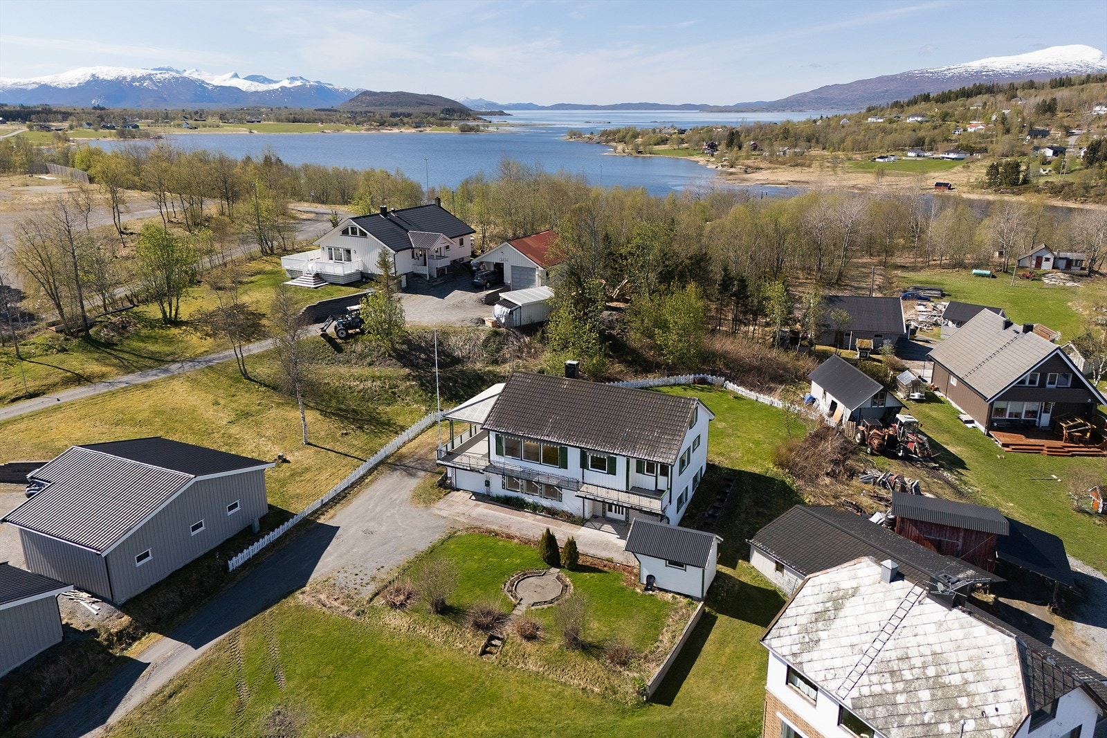 Enebolig over to etasjer med carport i forlengelse av boligen. Eiendommen har eiertomt på ca. 883 m². Galleribilde