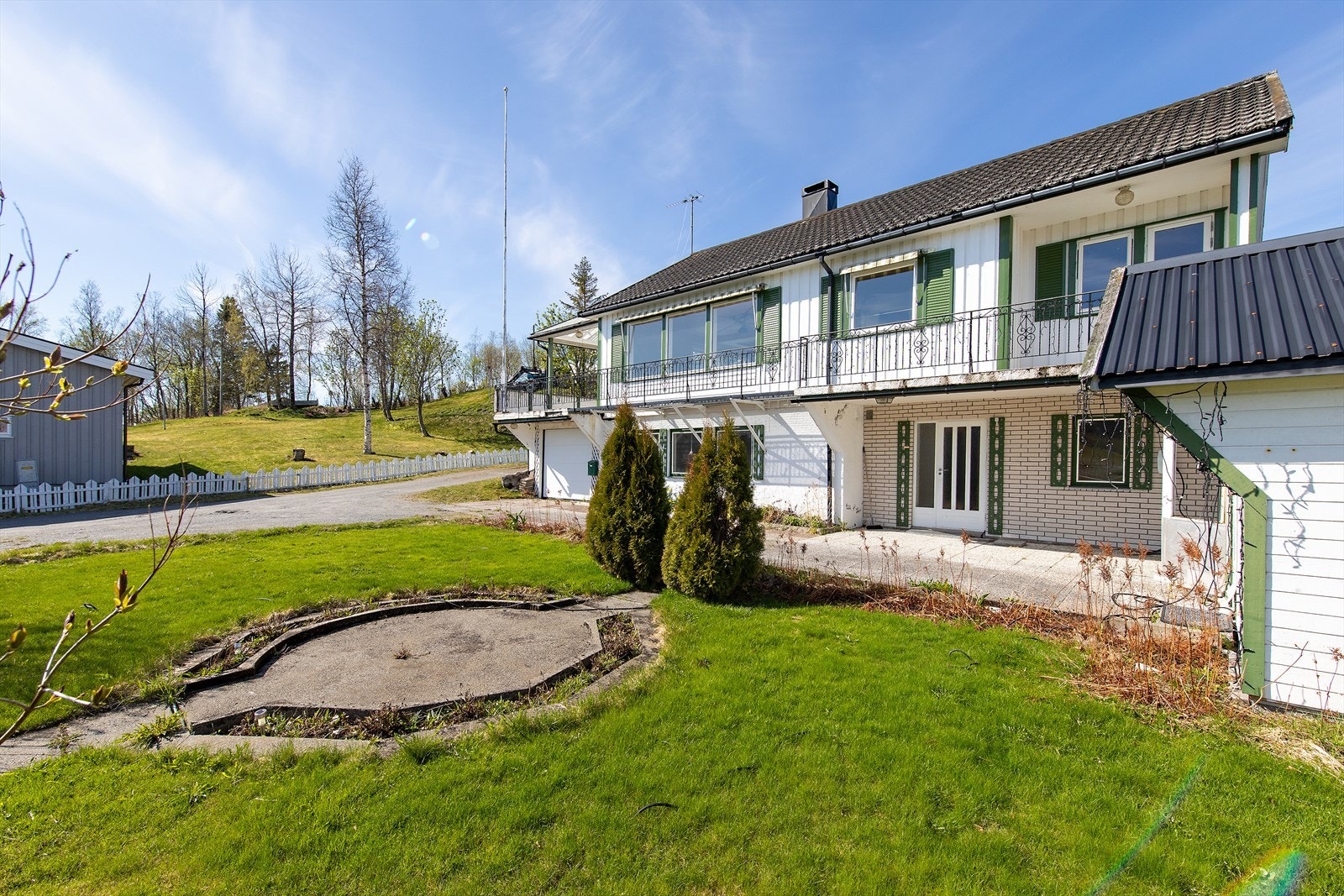 Selger opplyser at det er etablert utvendig varmekabel i ca. 1 meters bredde fra hovedinngang til garasje. Galleribilde