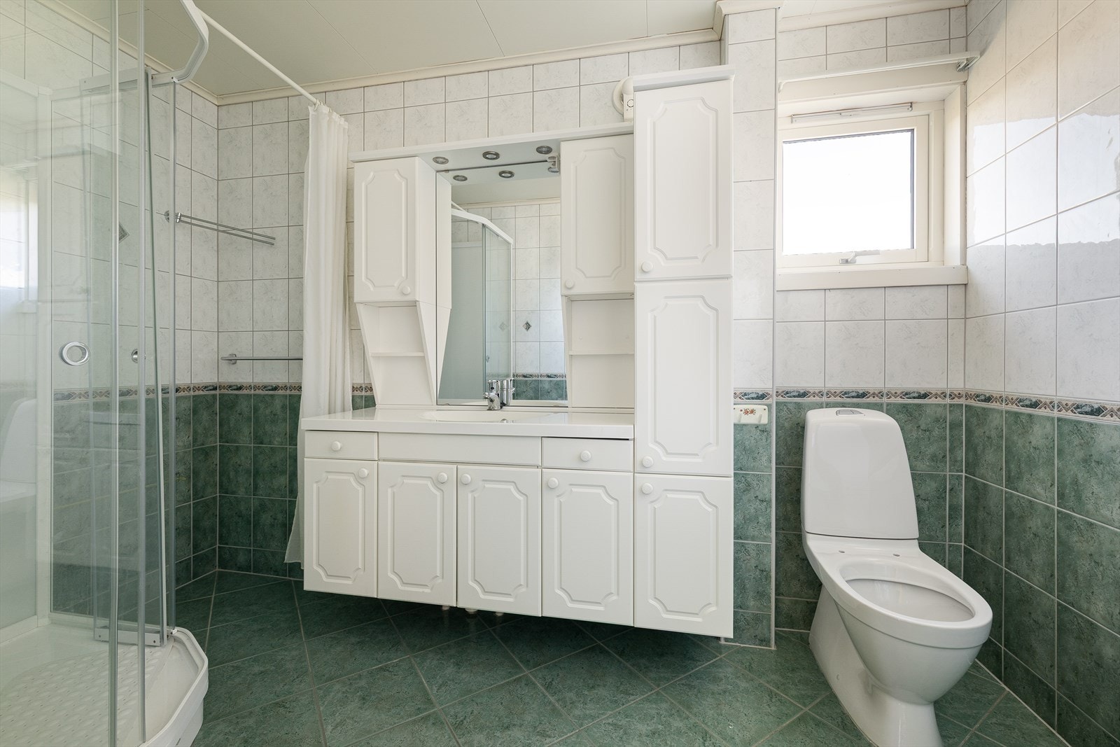 Badet ble oppusset i 2009 og har flislagte overflater, varmekabler, dusjkabinett, toalett og servantinnredning. Galleribilde