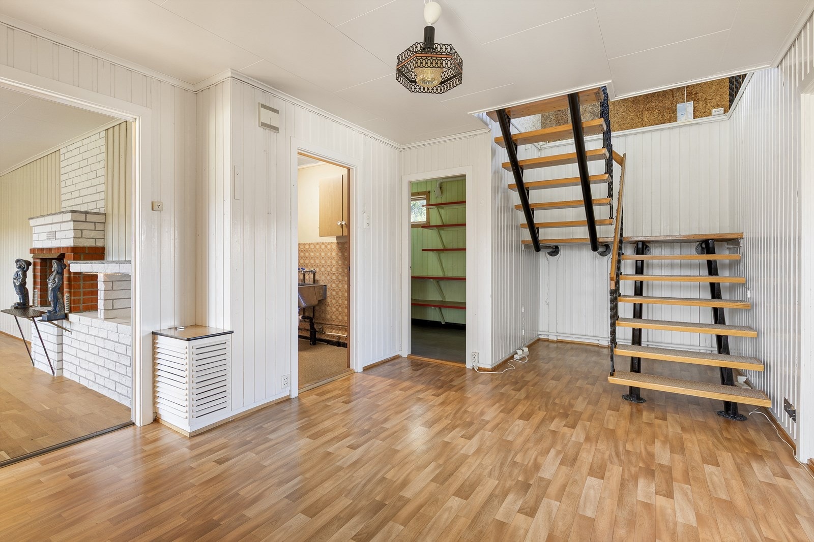 1.etg inneholder: 1. Etasje: Vindfang, hall m/trapp, soverom, soverom 2, kjellerstue, bad, vaskerom, bod, bod 2, hobbyrom og carport i forlengelse av huset. Galleribilde