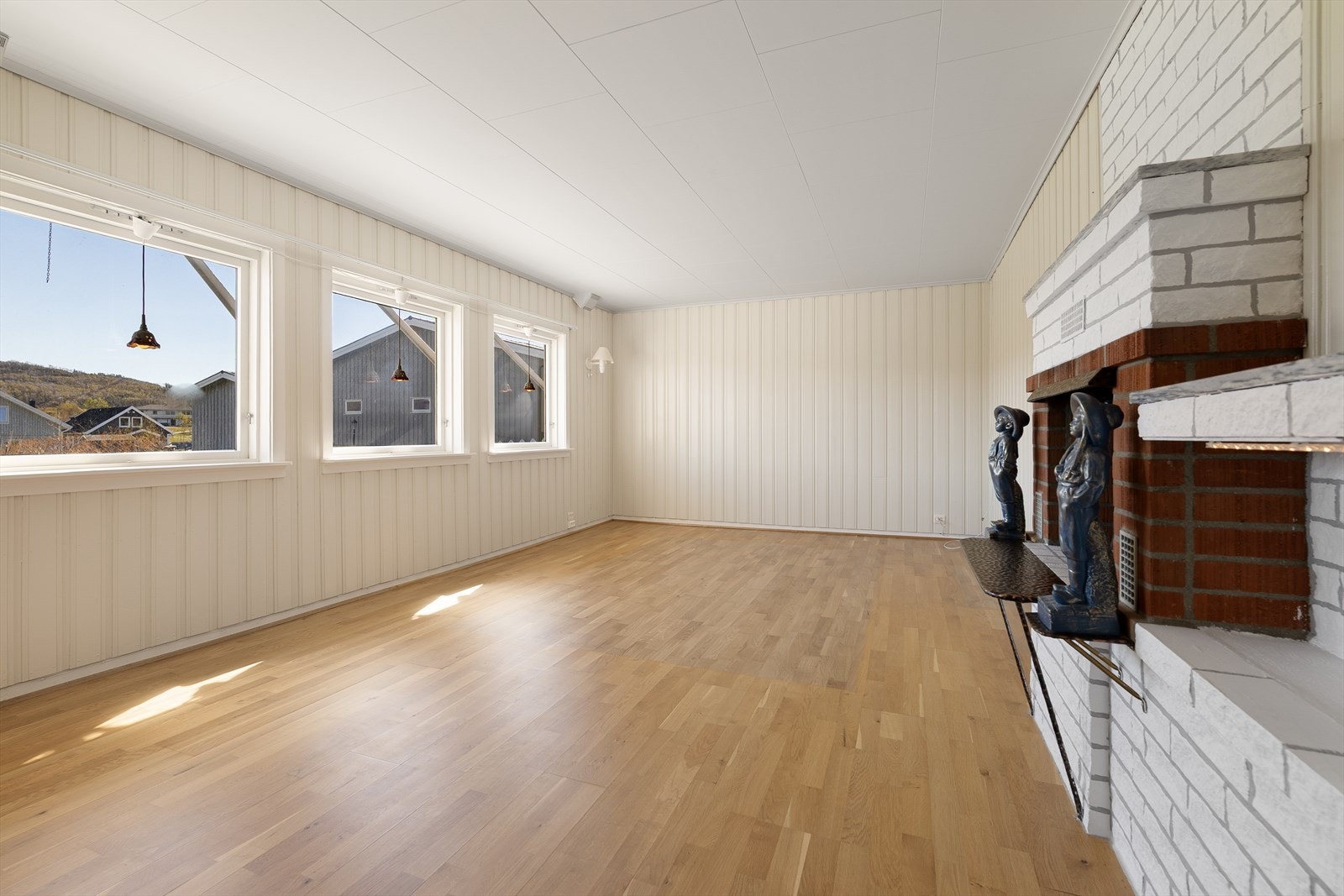 Kjellerstue med parkettgulv og åpen peis. Det er også gulvvarme i kjellerstue. Galleribilde