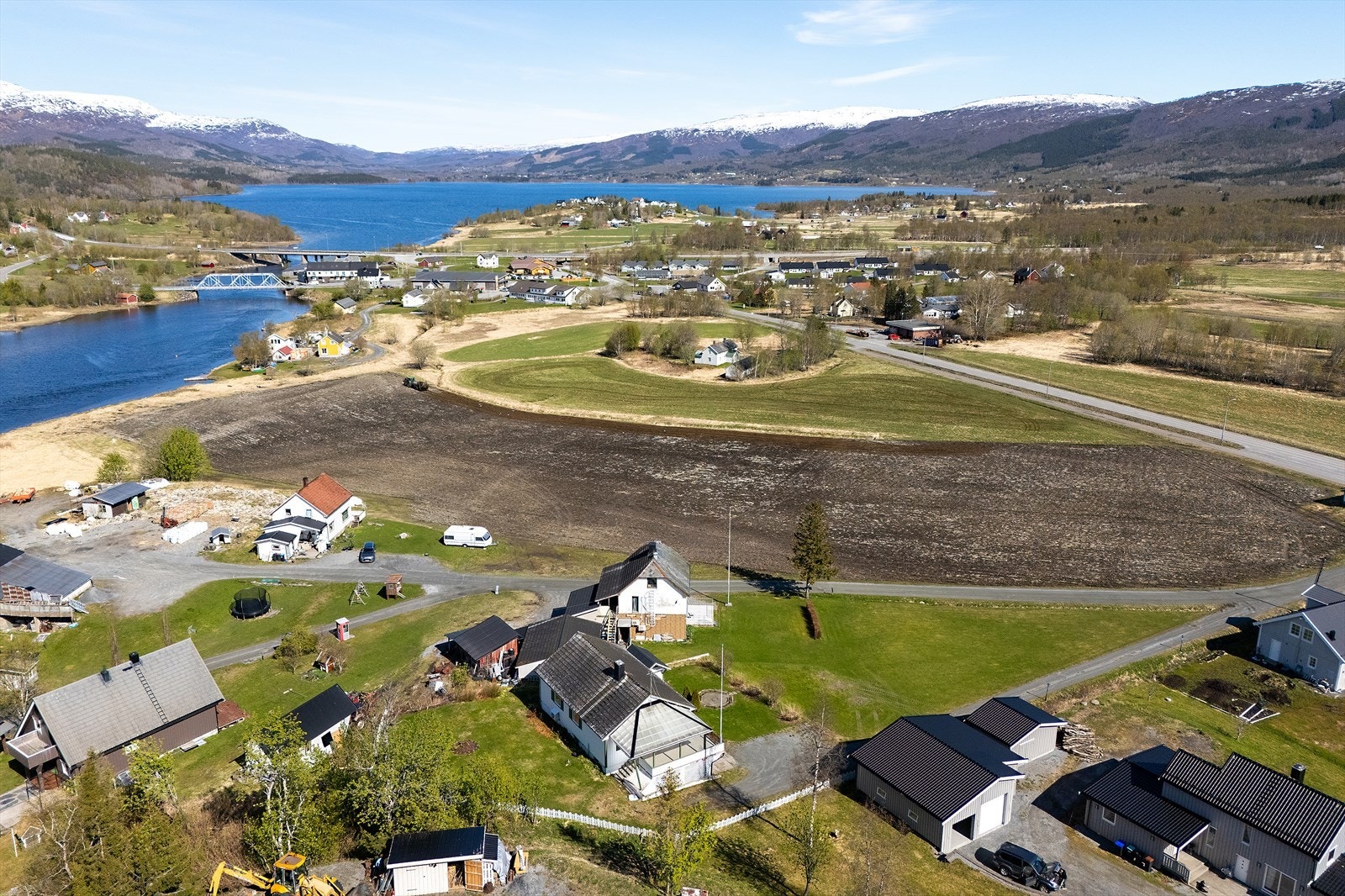 Eiendommen ligger på Løkås i Valnesfjord, i rolige og skjermede omgivelser med gangavstand til skole og barnehage. Galleribilde