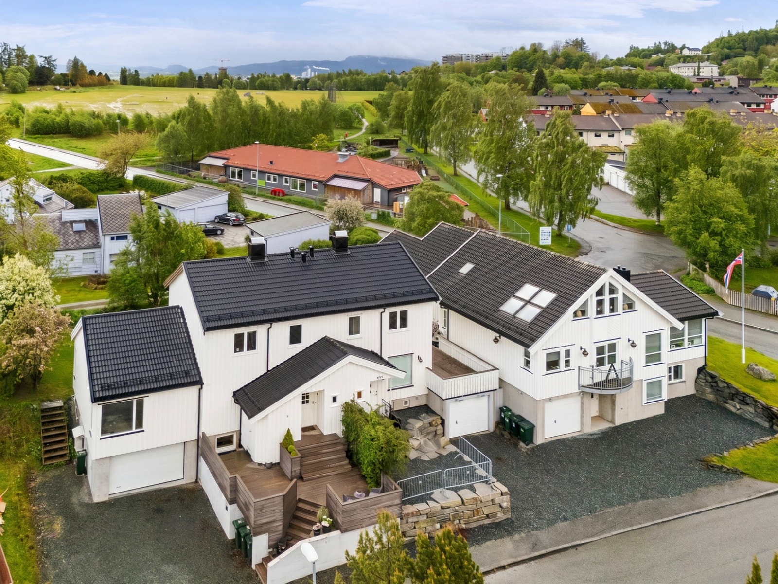 Flere oppstillingsplasser på tomten samt garasje (32 kvm) med elektrisk portåpner. Barnehage og "Trondheim par3golf" - en 9 hulls bane på Havstein i bakgrunnen. Galleribilde