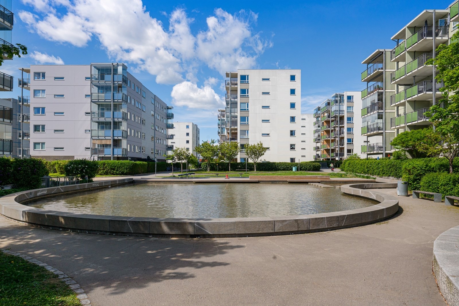 En liten spasertur unna finner vi Frydenparken som ligger i midten blant boligblokkene. En hyggelig plass å gå forbi eller la barn leke omkring. Galleribilde