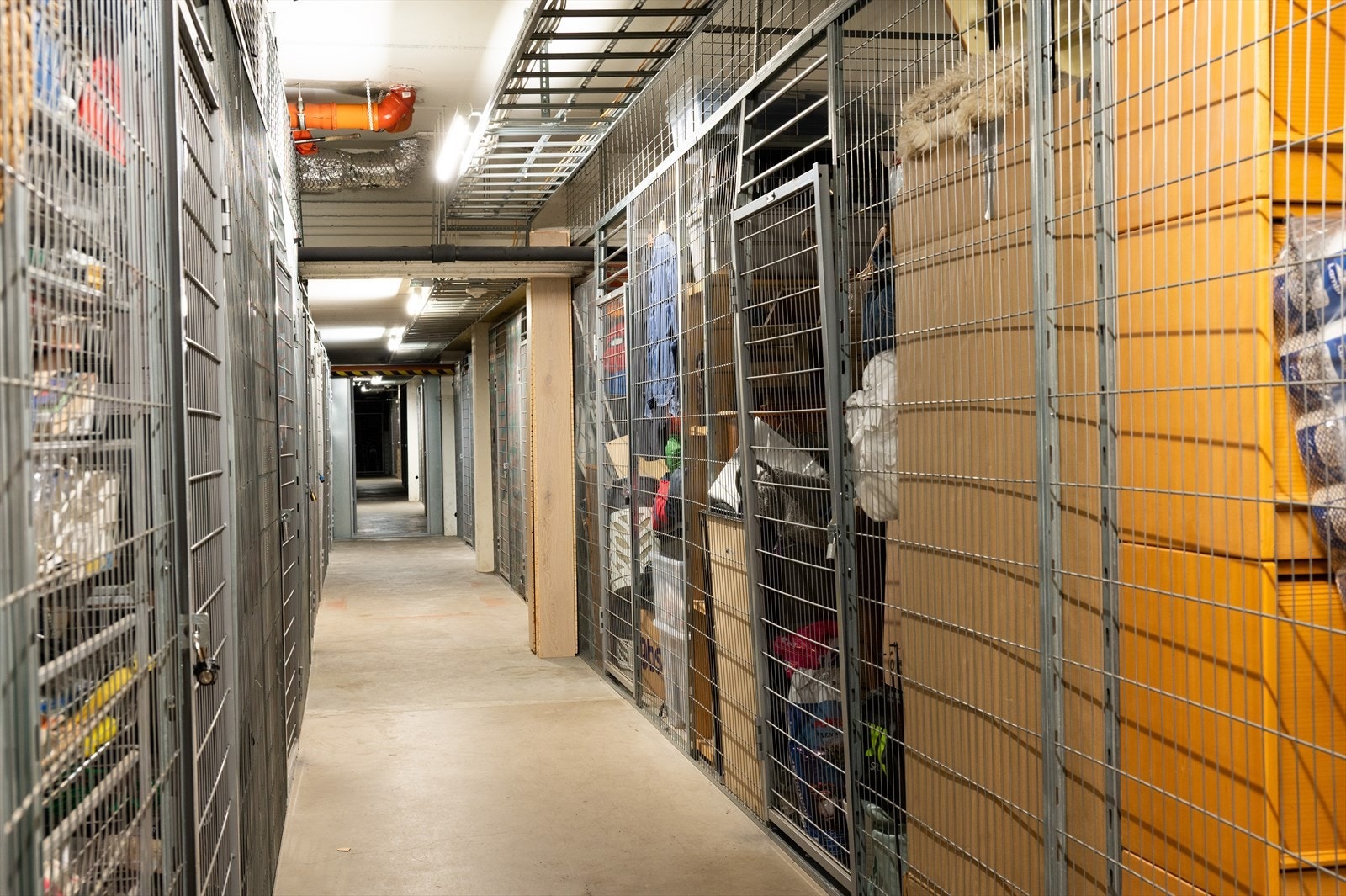 Leiligheten disponerer store to kjellerboder på til sammen 10m². Selger kjøpte en ekstra bod som følger med. Galleribilde