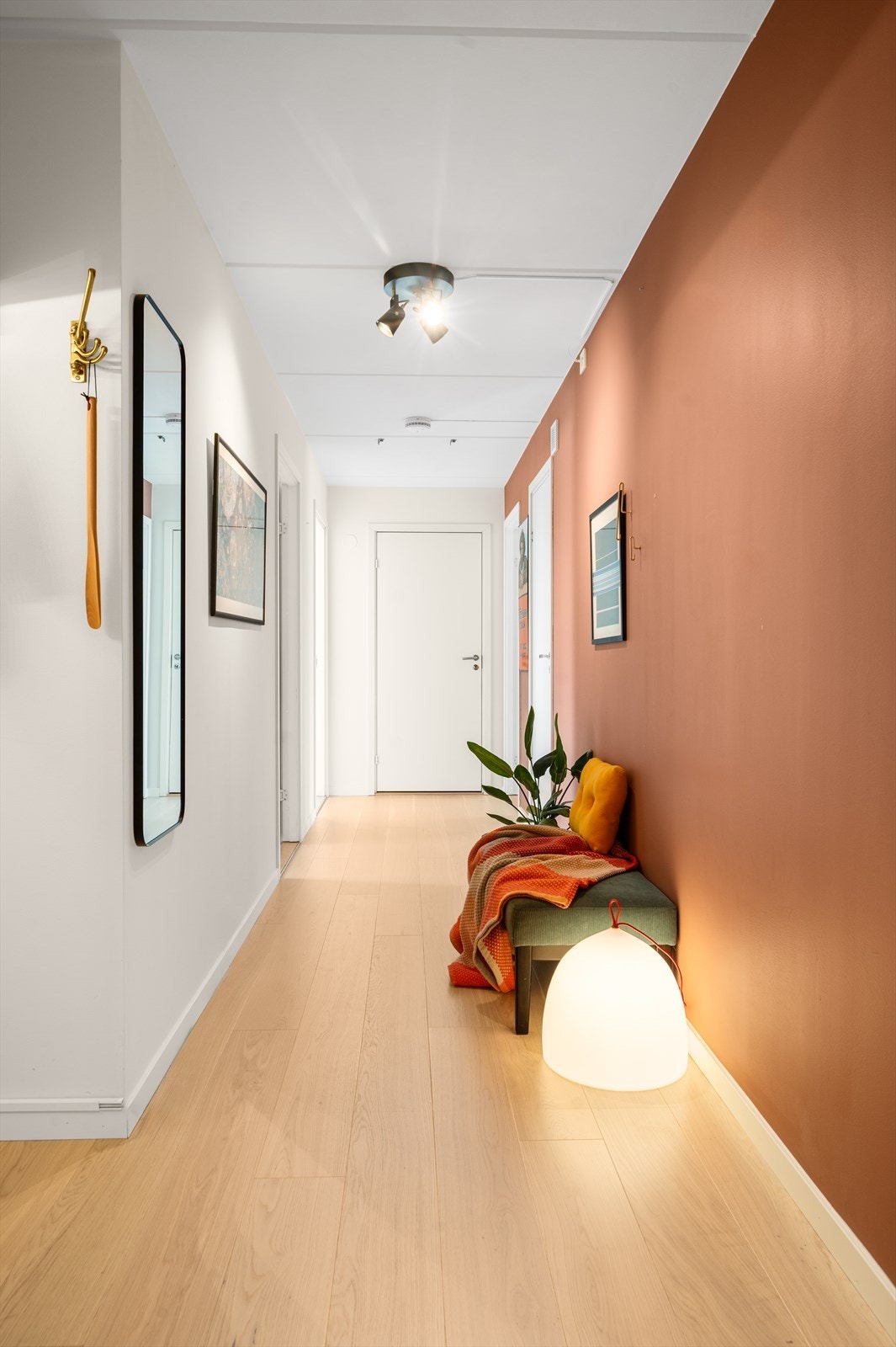 Boligen ligger fint til i byggets 2. etasje, med heisadkomst til leilighetsplanet. Velkommen inn! Galleribilde