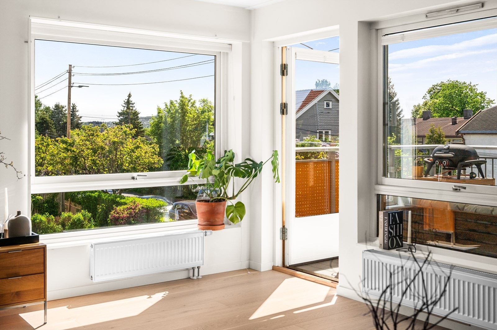 Store vindusflater slipper inn rikelig med dagslys og gir flott utsyn mot grønne og idylliske omgivelser. Galleribilde