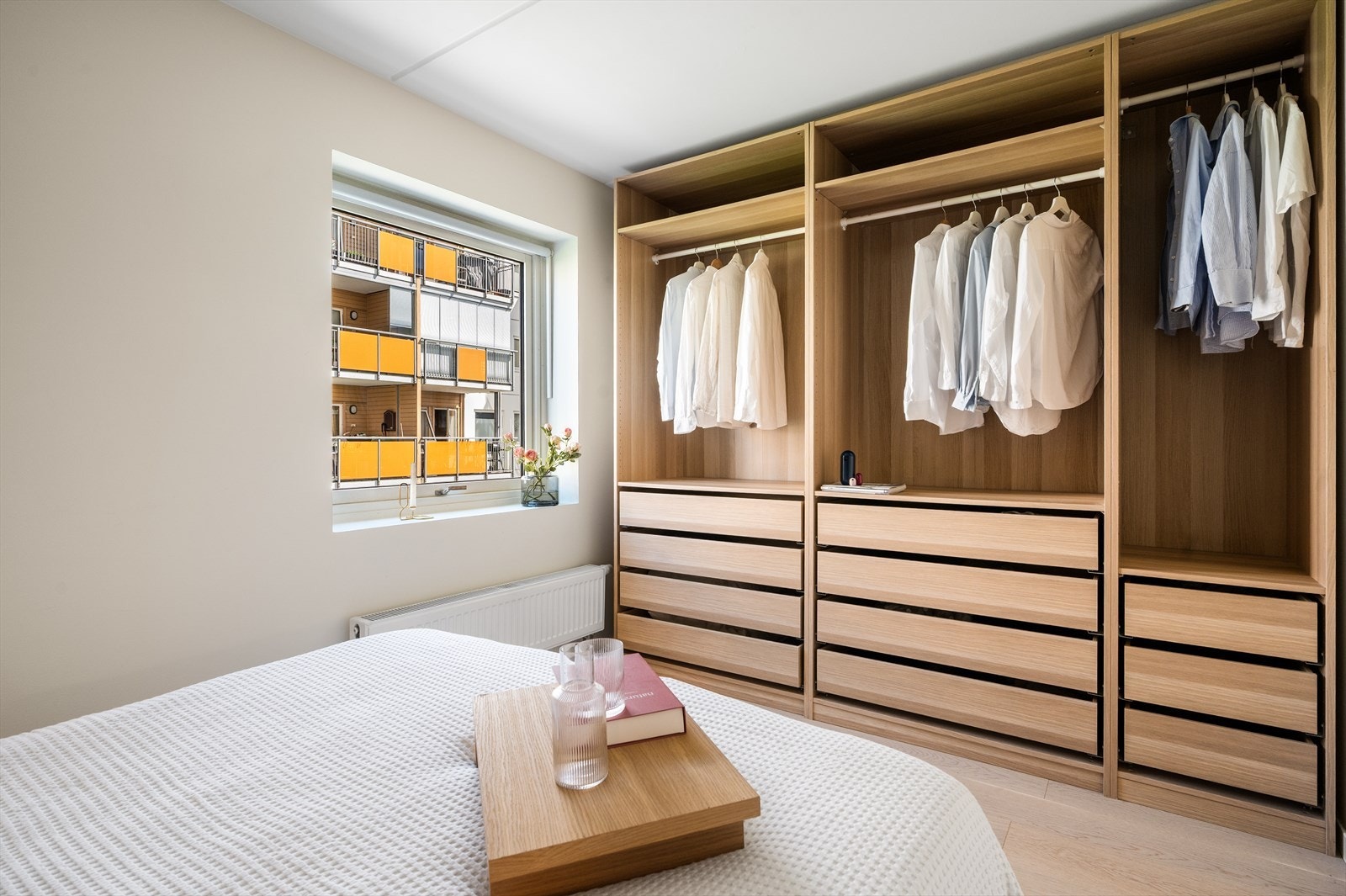 Det store garderobeskapet gir gode oppbevaringsmuligheter. Galleribilde