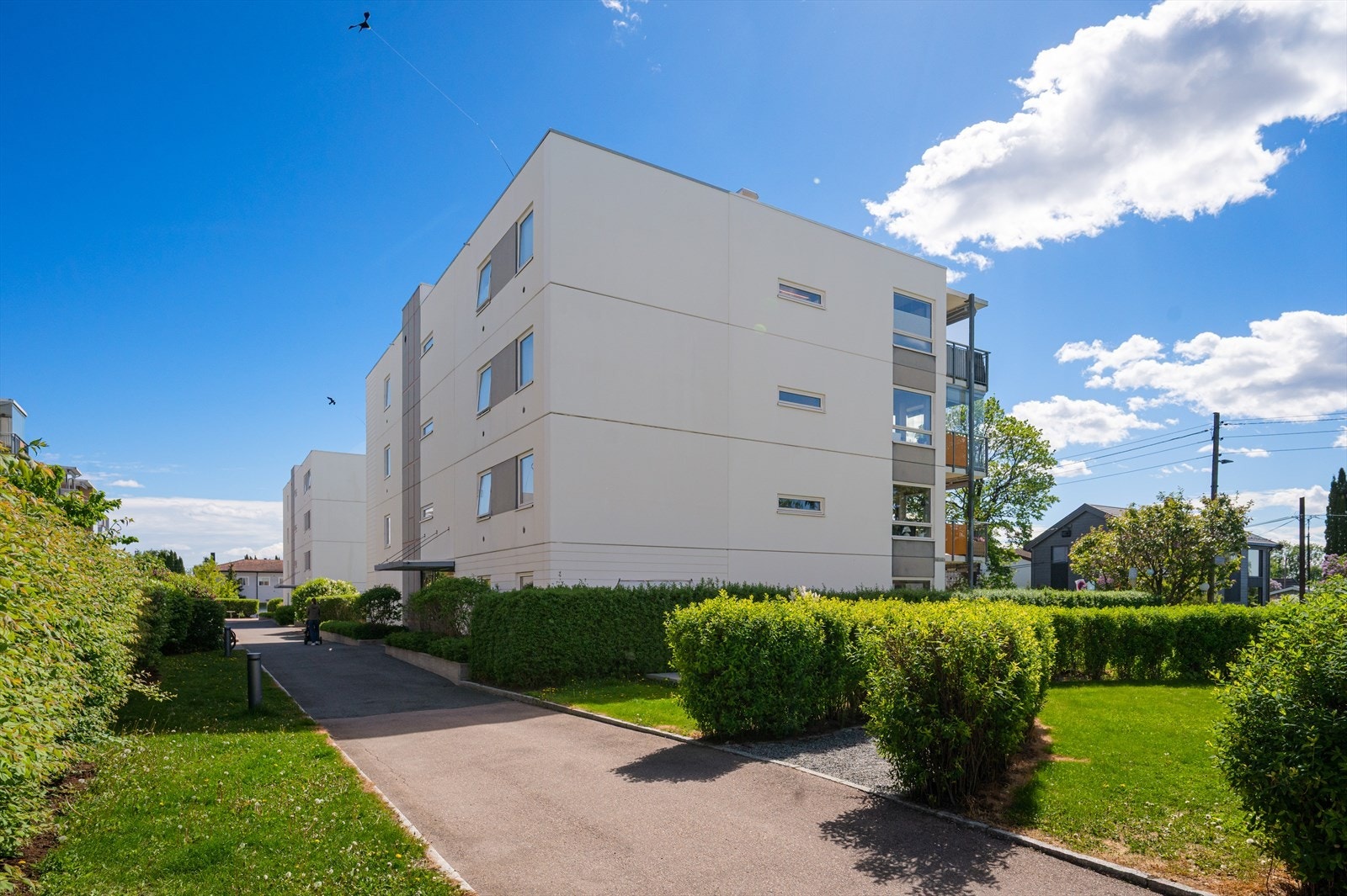 Frydenberg 1 borettslag består av 98 leiligheter fordelt på Seljeveien 1, 3, 5, 7, 9, 11 og 13. Galleribilde